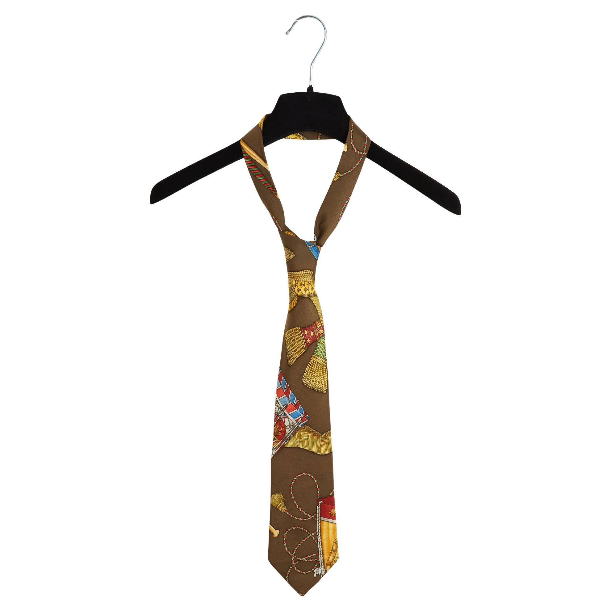 Hermès Cravate Twilly 1989 Tambours Écharpe en sergé de soie marron clair Nœud de cravate Hermès en vente