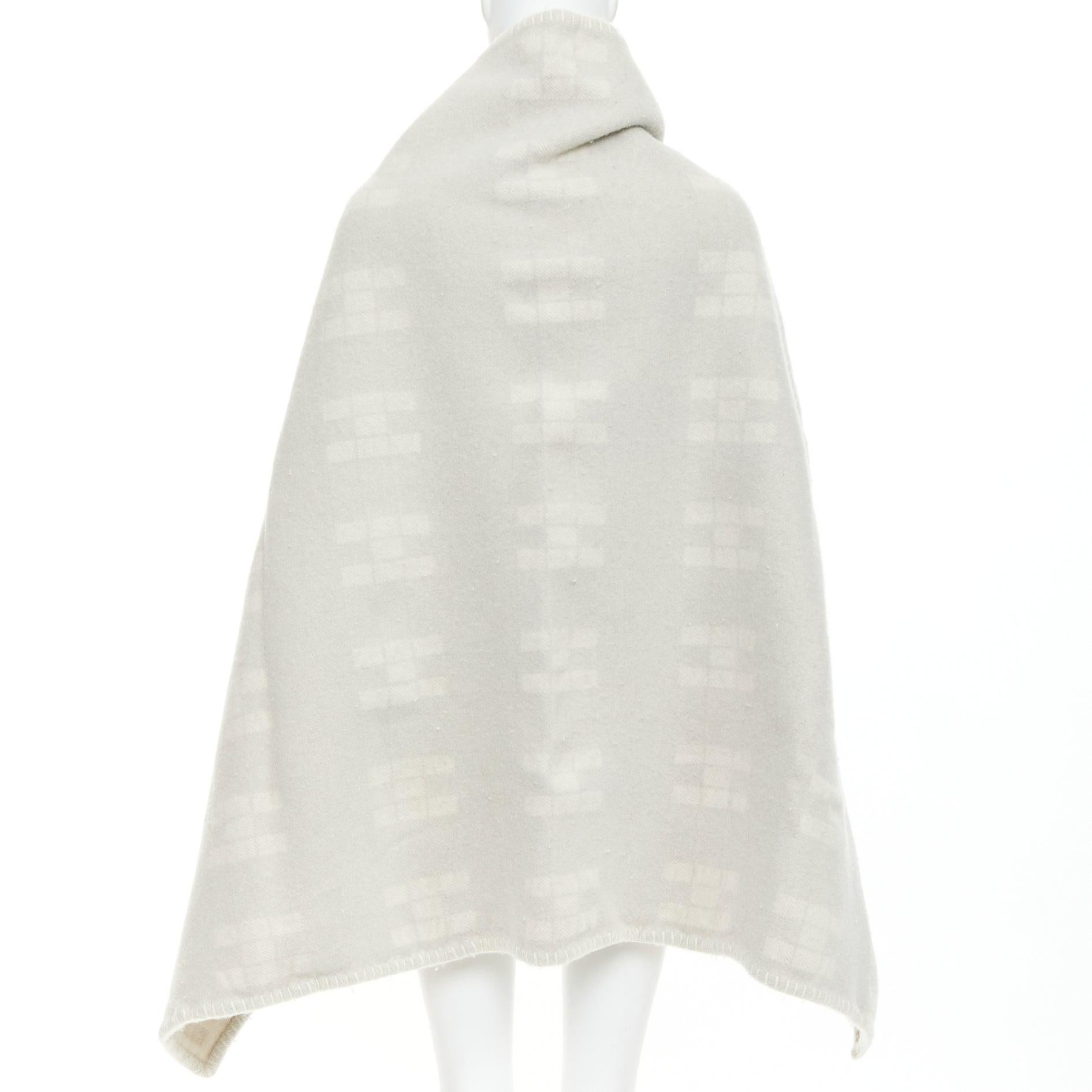 HERMES cream light grey cashmere wool H logo square throw blanket Bon état à Hong Kong, NT