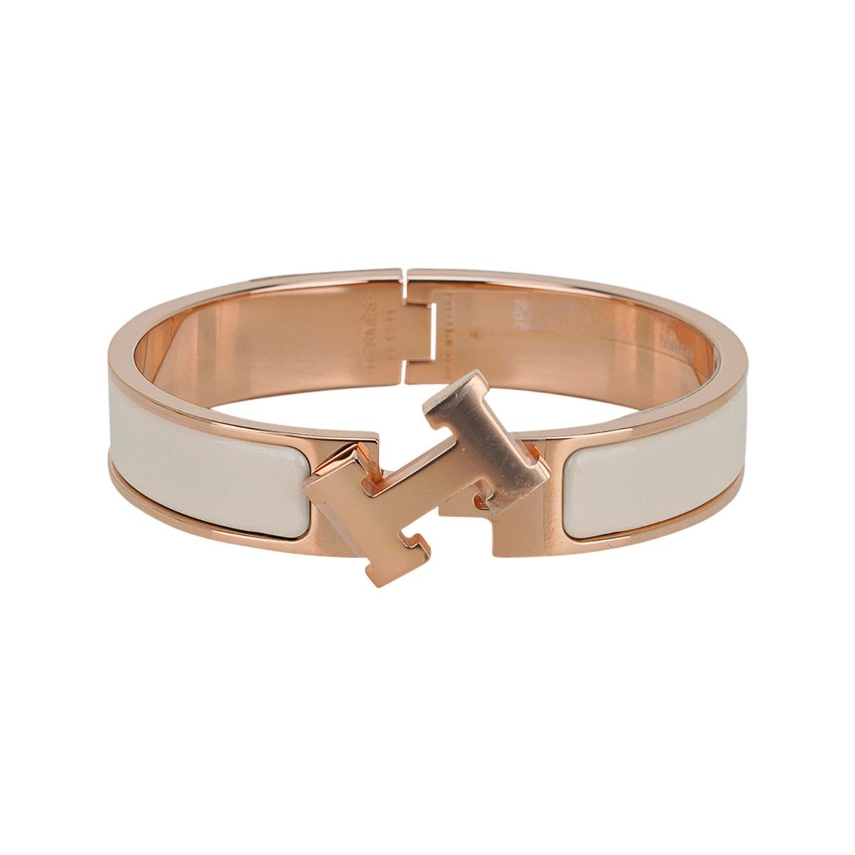Mightychic offers an Hermes Clic H Bracelet featured in Creme Enamel.
Set in Rose Gold plated hardware.
Chic, modern and unmistakably Hermes!
A hinged band allows the H to swivel and open the bracelet.
Comes with pouch and signature Hermes box.
NEW