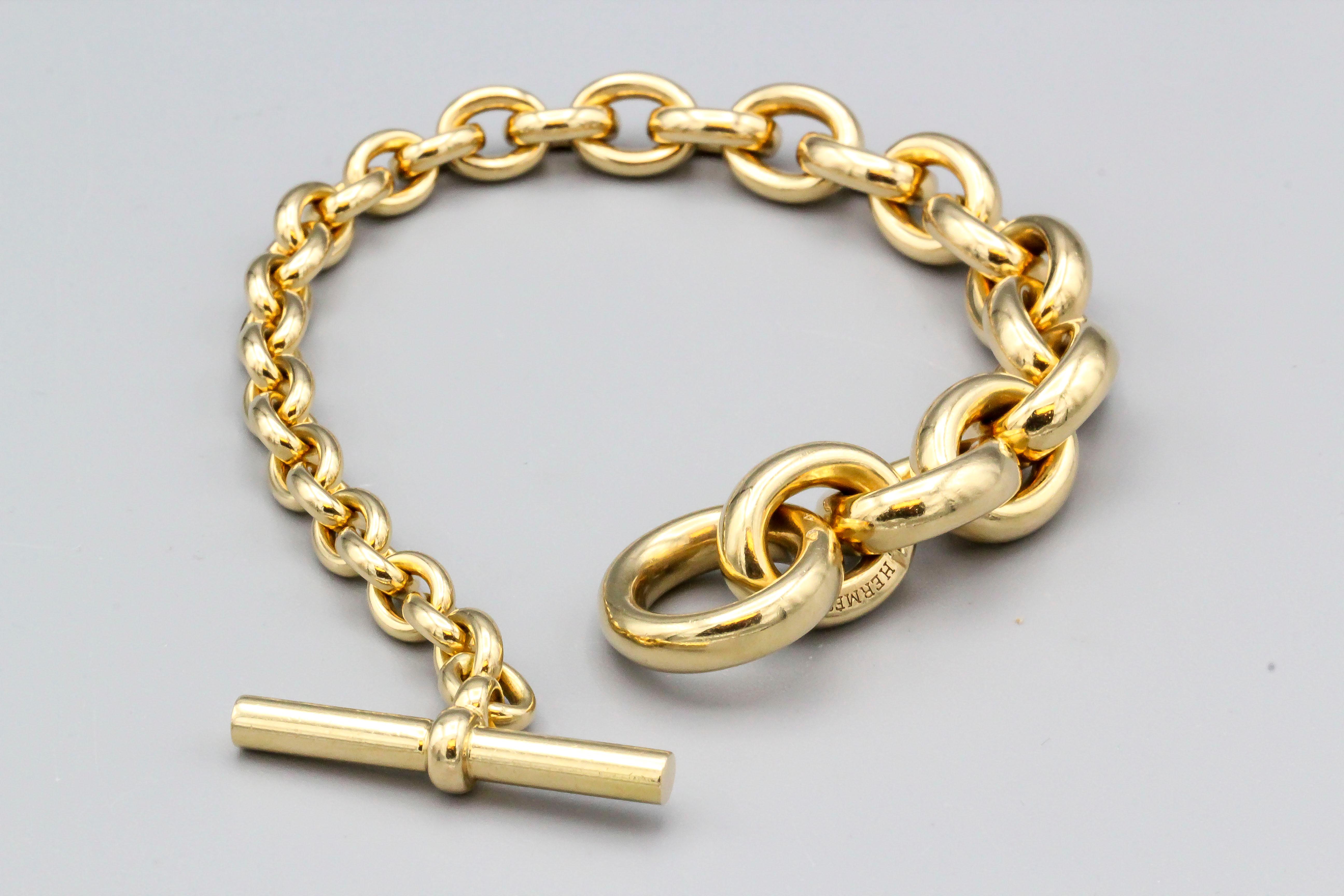Very fine and scarce 18K yellow gold toggle link bracelet from the 