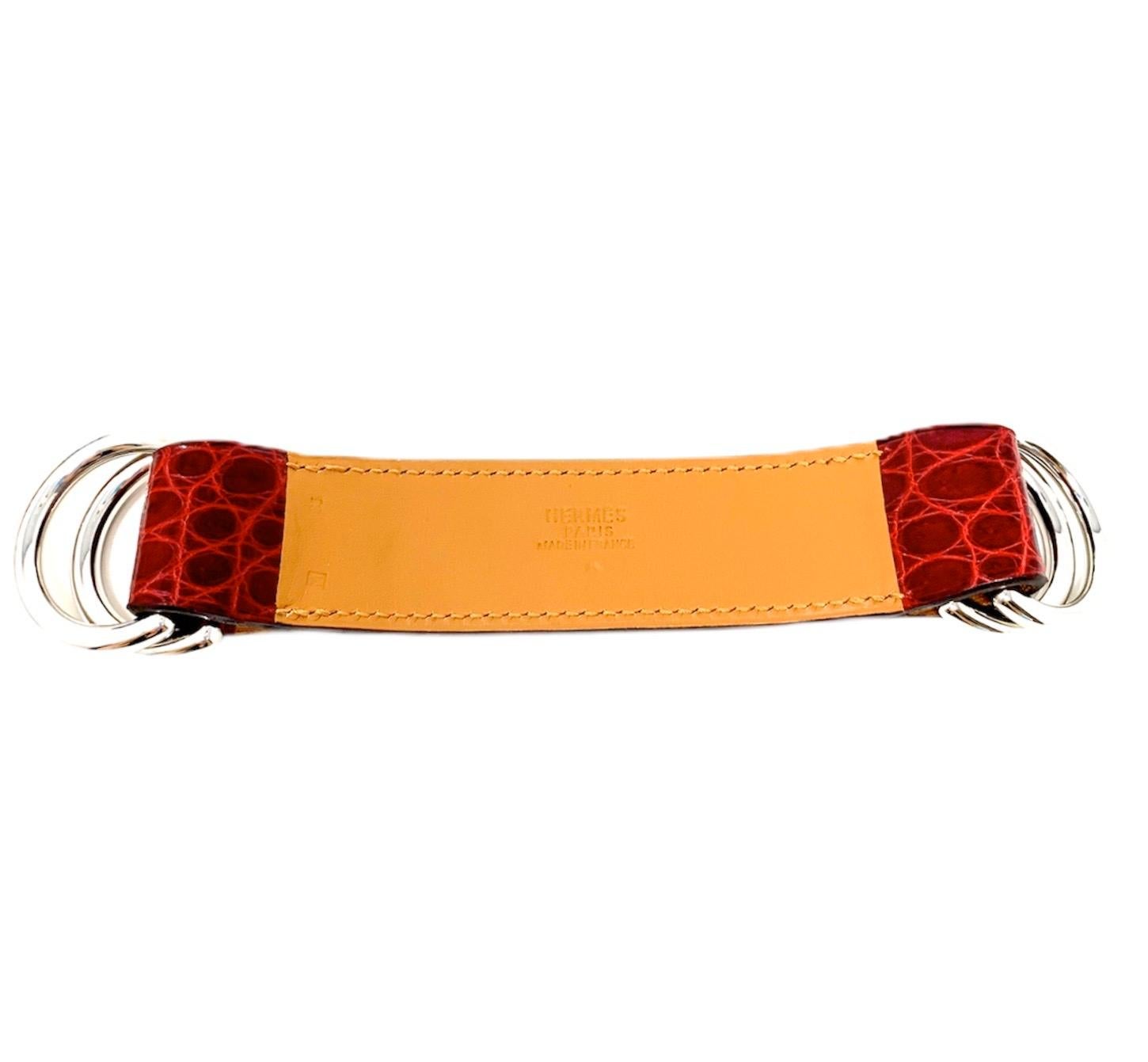 Hermès crocodile Leather Scarf Ring, Bordeaux scarf belt
Perfect Condition
Length 18 Cm
Width 3 cm