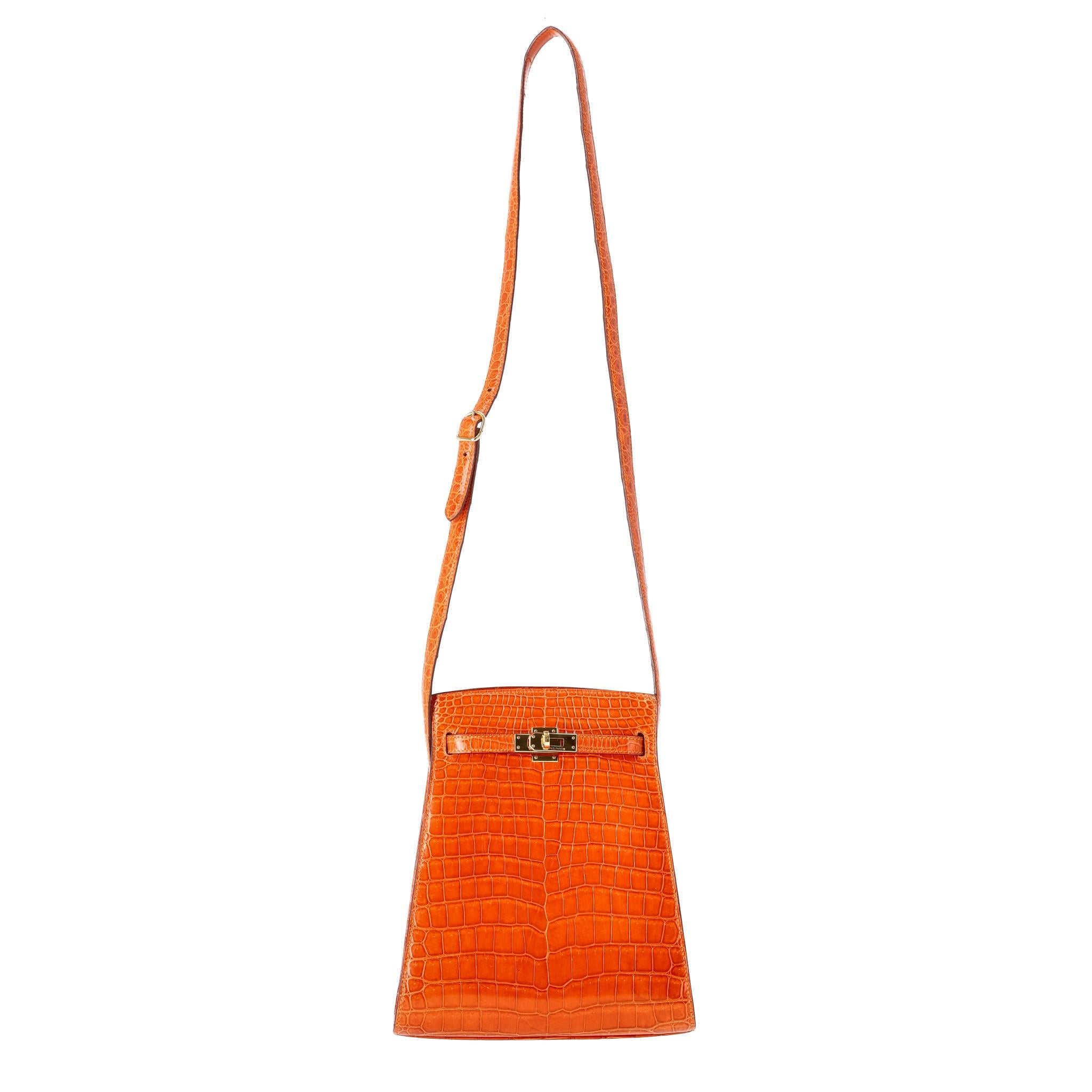 Artículo raro - Bolso Kelly Sport Hermes de piel de cocodrilo poroso

Bolso crossbody naranja brillante elaborado en piel brillante de cocodrilo Porosus con herrajes chapados en oro brillante de 18 quilates.

Diseñada con cierre giratorio Kelly
