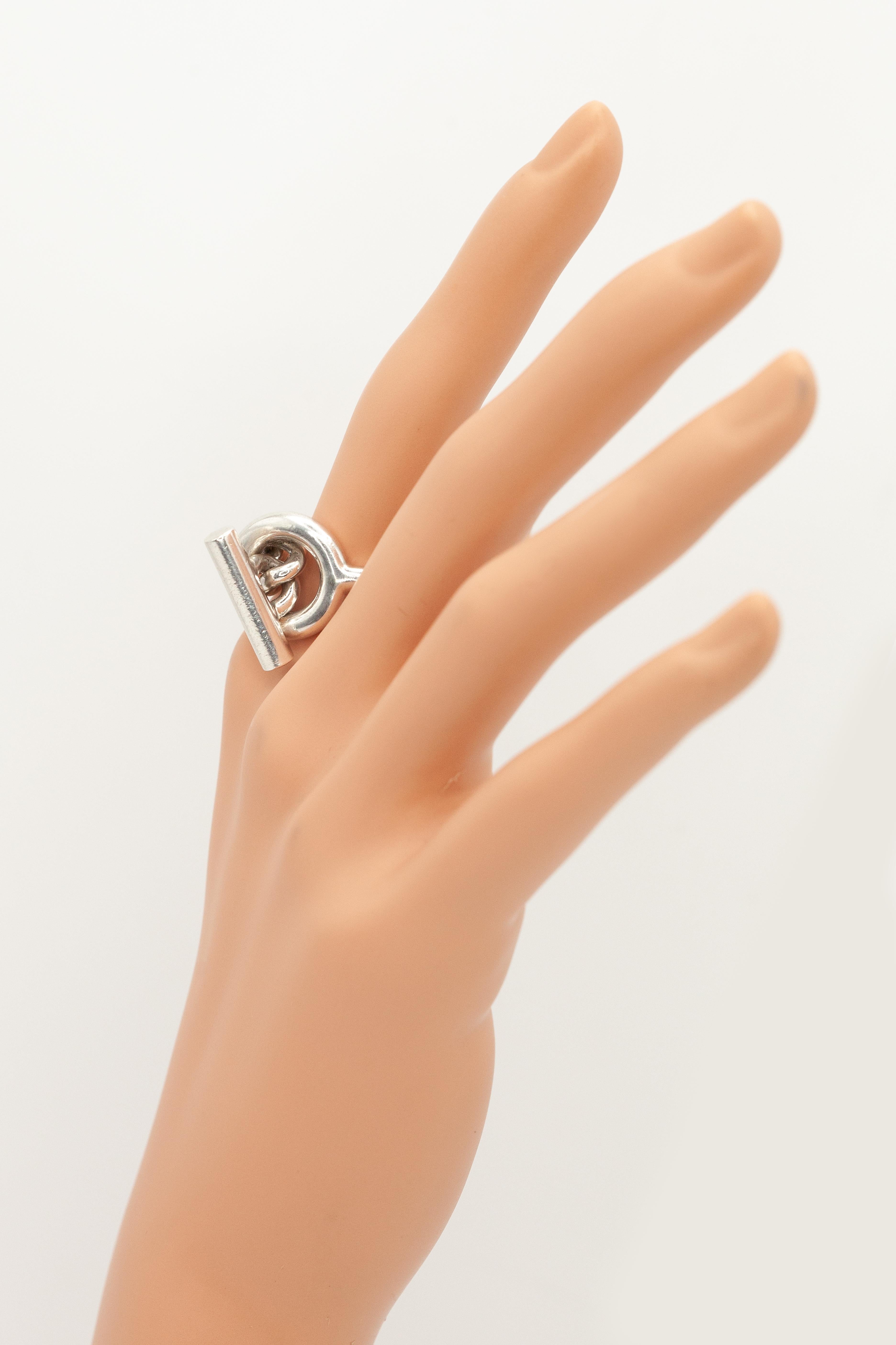 Il s'agit d'un exemple exquis du design Croisette d'Hermès en argent sterling (Ag925). La bague est ornée du motif emblématique de l'Icone, reflétant le savoir-faire artisanal d'Hermès en matière de joaillerie.

Taille de la bague : UE 55 (US