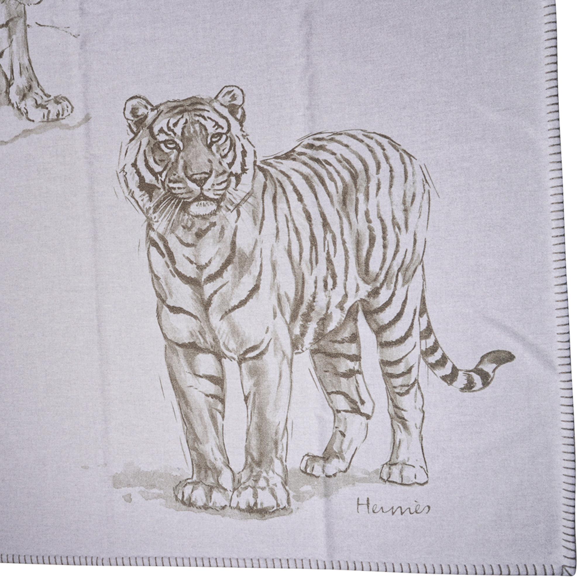 Hermes Croquis De Tigre Deckendecke Gris Kaschmir Neu w / Box für Damen oder Herren im Angebot