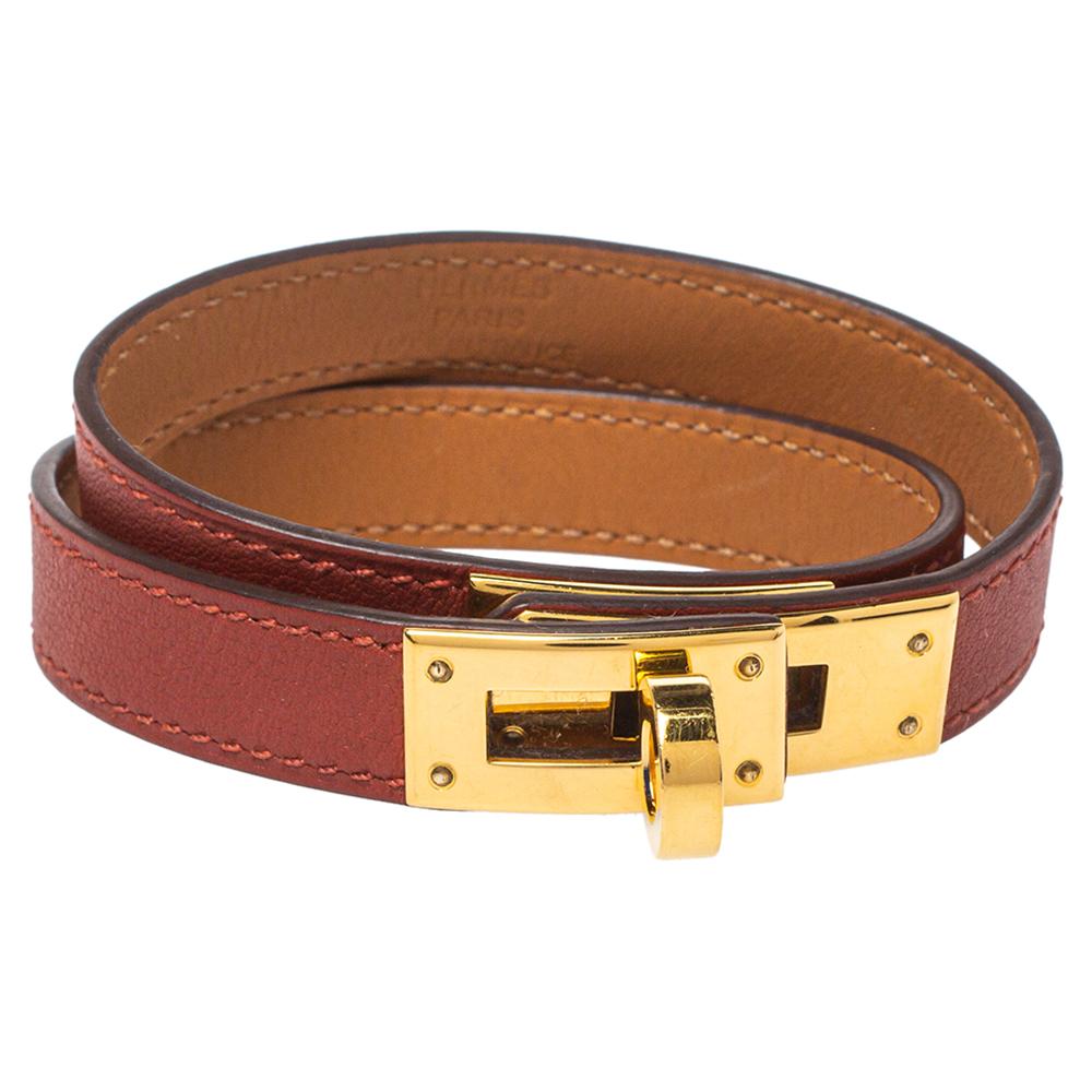 This Hermés Double Tour wrap bracelet is a chic accessory that can be paired with everything, from casuals to evening outfits. Made from Swift leather, it is beautified with a Kelly twist closure in gold-plated metal. The bracelet has a long strap