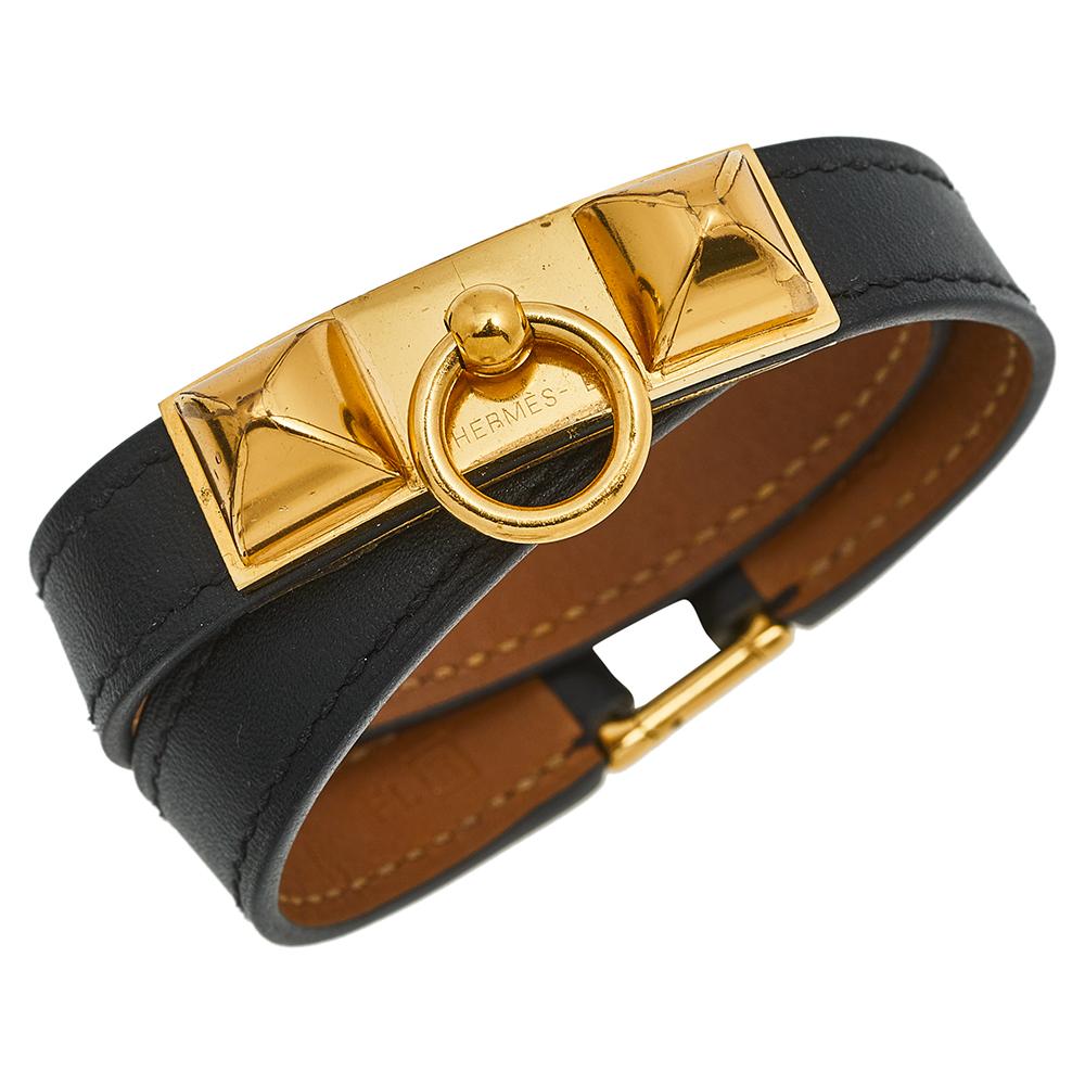 This Hermés Double Tour wrap bracelet is a chic accessory that can be paired with everything, from casuals to evening outfits. Made from Swift leather, it is beautified with a Kelly twist closure in gold-plated metal. The bracelet has a long strap