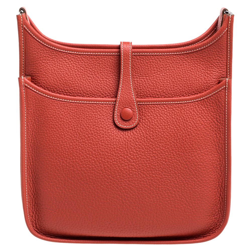 Hermes is a brand that delivers designs with art and creativity and this Evelyne is just another proof. Finely crafted from leather in a ravishing red shade, and featuring an adjustable shoulder strap, this piece is a classic. The bag is spacious