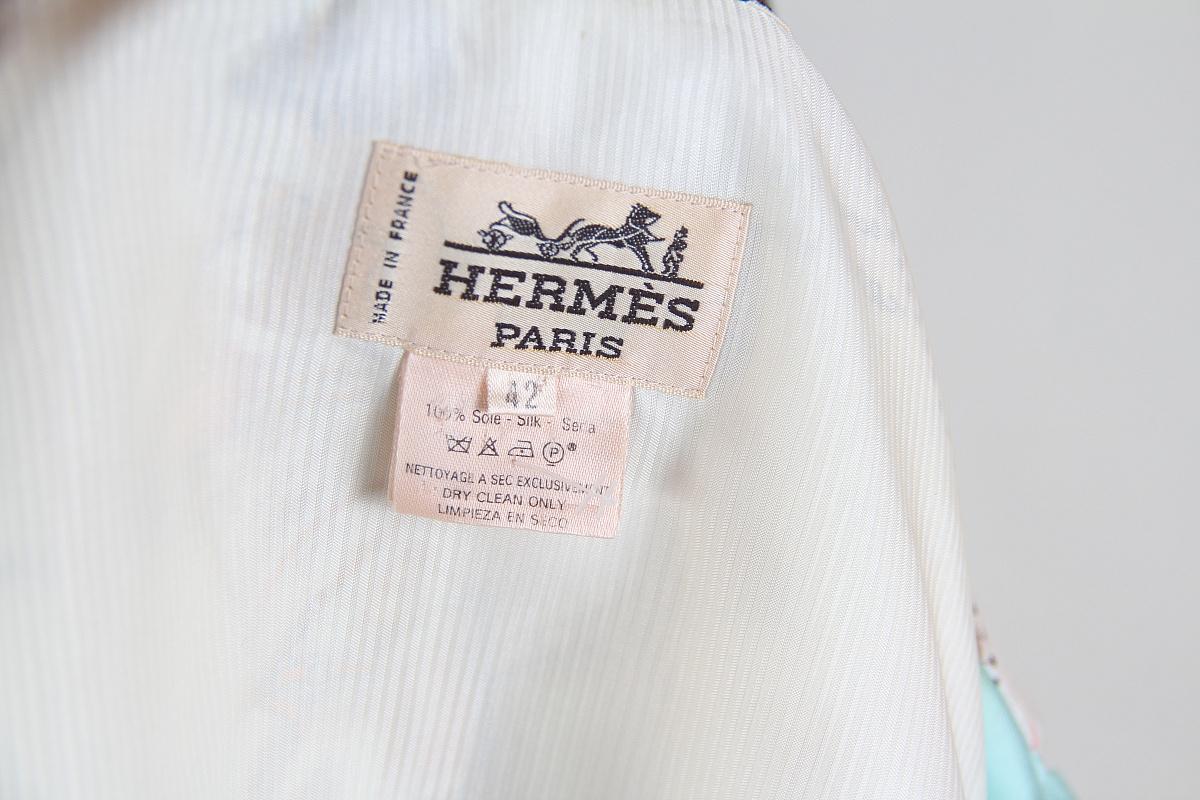 Hermes Vintage Signature Vest featuring Hermes Cup Palm Beach Polo
Delicate details for riders and horses.
Elastic waistband with 2 button loops at back.
Fully lined.

size 42

good condition, there are small yellow spots on the inside of the