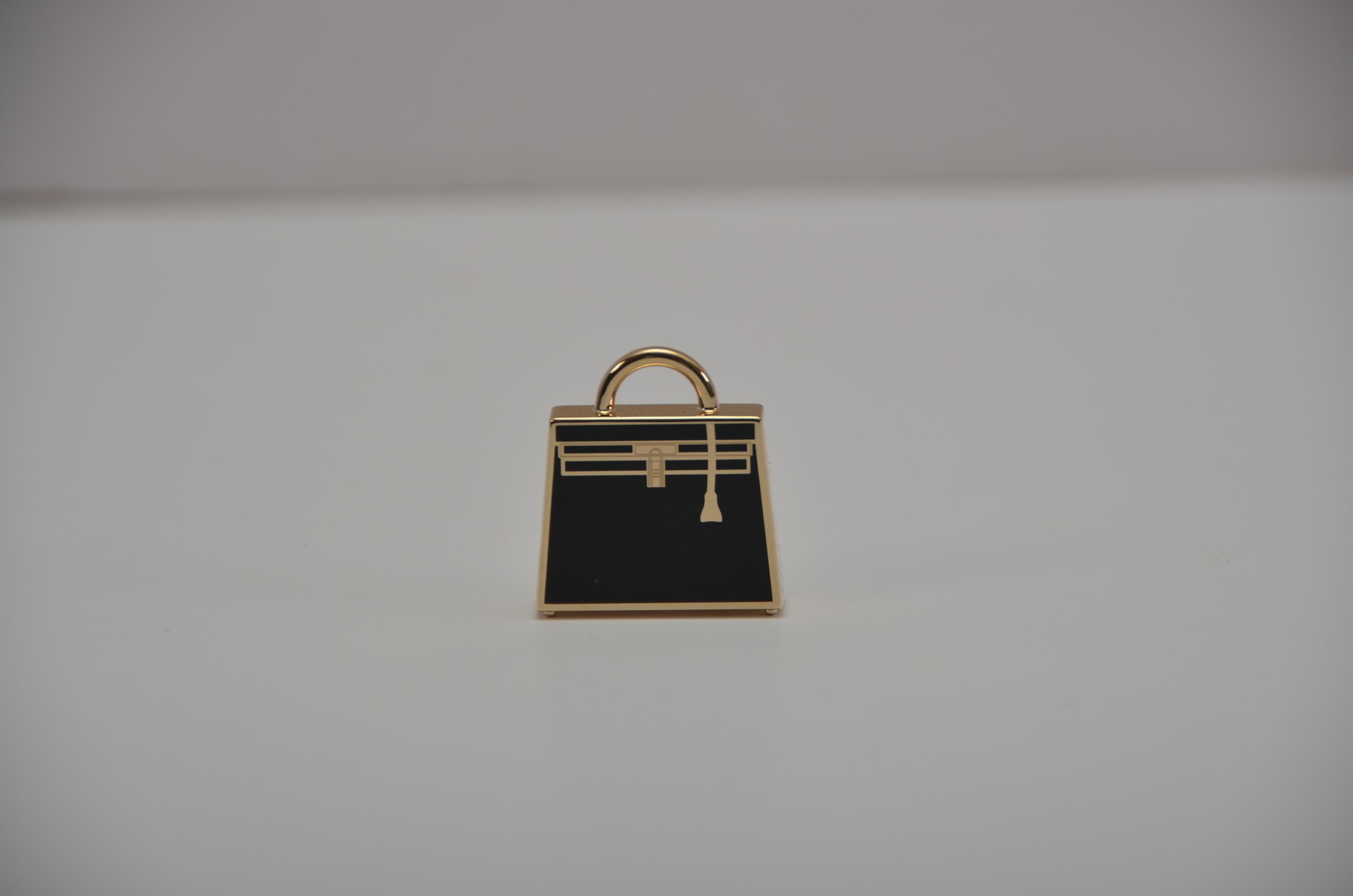 Noir Hermès - Breloque curiosite Kelly en laque noire et or   Pendentif  NOUVEAU en vente