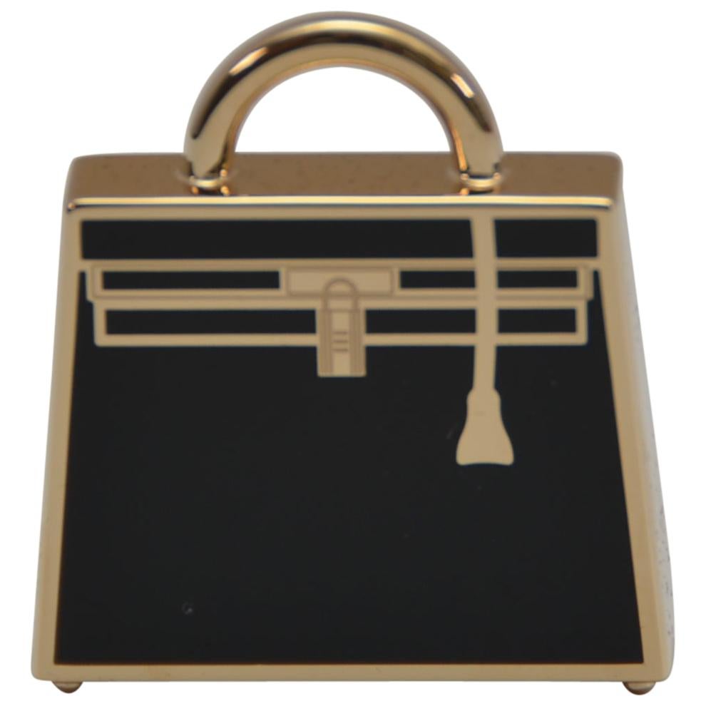 Kelly Laque Charme von Hermès in Schwarz / Gold mit Rarität   Anhänger  NEU