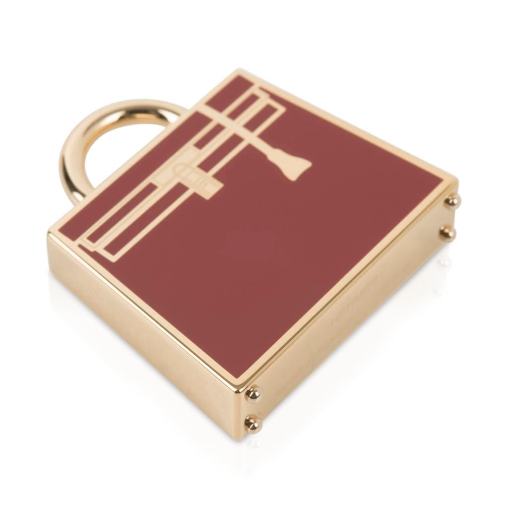 Hermès Pendentif curiosite Kelly en laque laqué rouge H en permabrass en vente 1