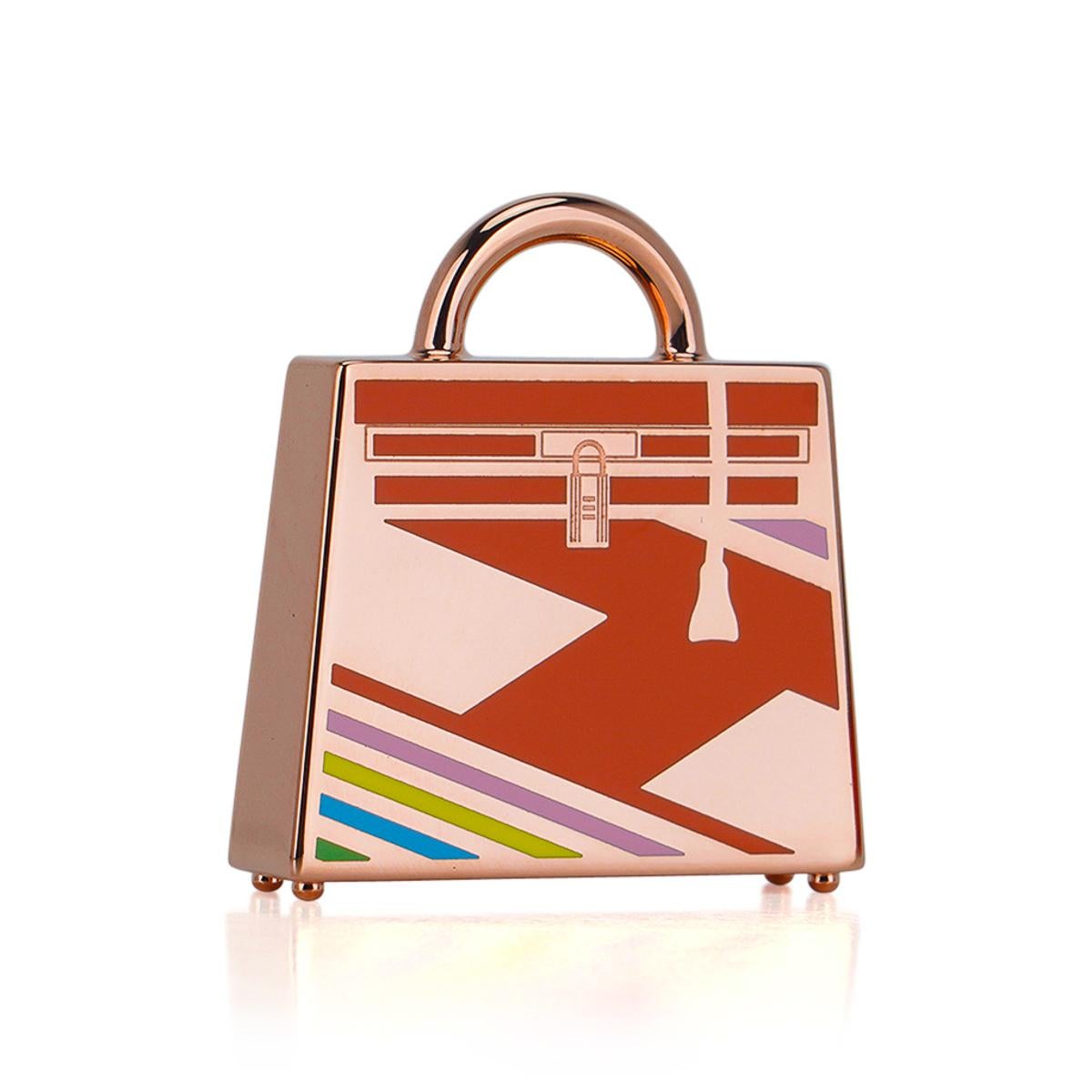 Mightychic offers an Hermes Curiosite Kelly Laque H Vibration charm featured in Acidule with Rose Gold plated hardware.
Shaped like a Kelly Bag, the charm is beautifully lacquered and engraved!
Featuring the H Vibration motif.
Designed as a necklace
