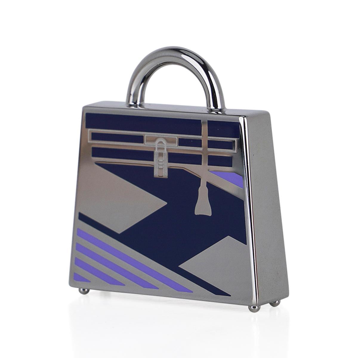 Mightychic offers an Hermes Curiosite Kelly Laque H Vibration charm featured in Lilas with Palladium plated hardware.
Shaped like a Kelly Bag, the charm is beautifully lacquered and engraved!
Featuring the H Vibration motif.
Designed as a necklace