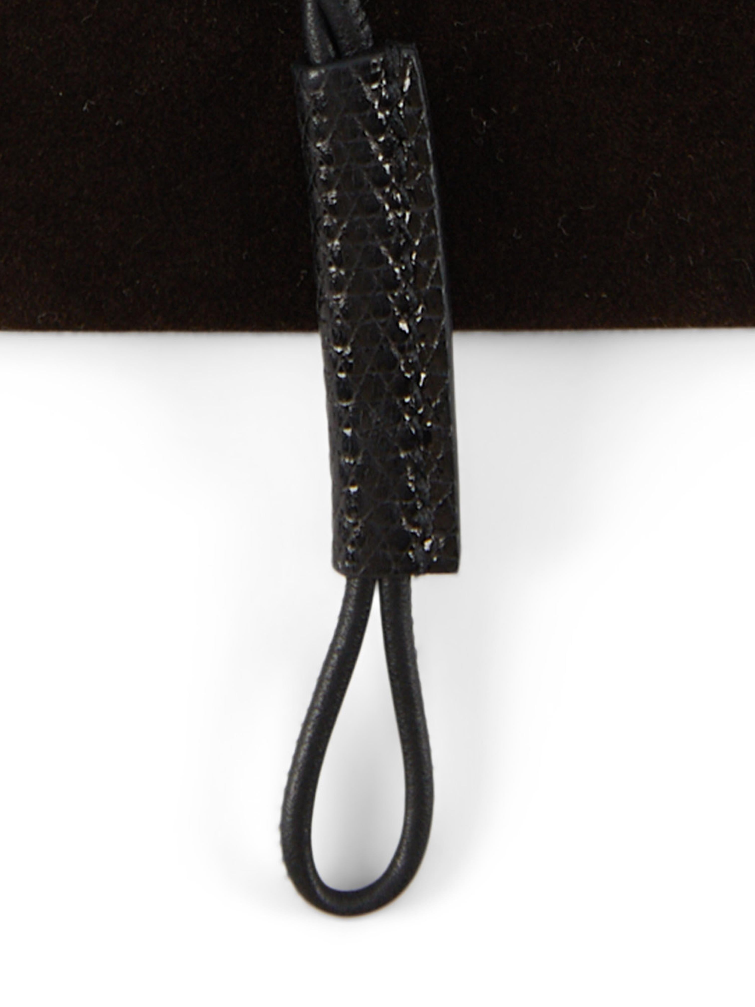 Collier de Curiosités Hermès en noir

Cuir de lézard

Longueur de la chaîne : 40,5 cm 

Accompagné de : Boîte et ruban Hermès