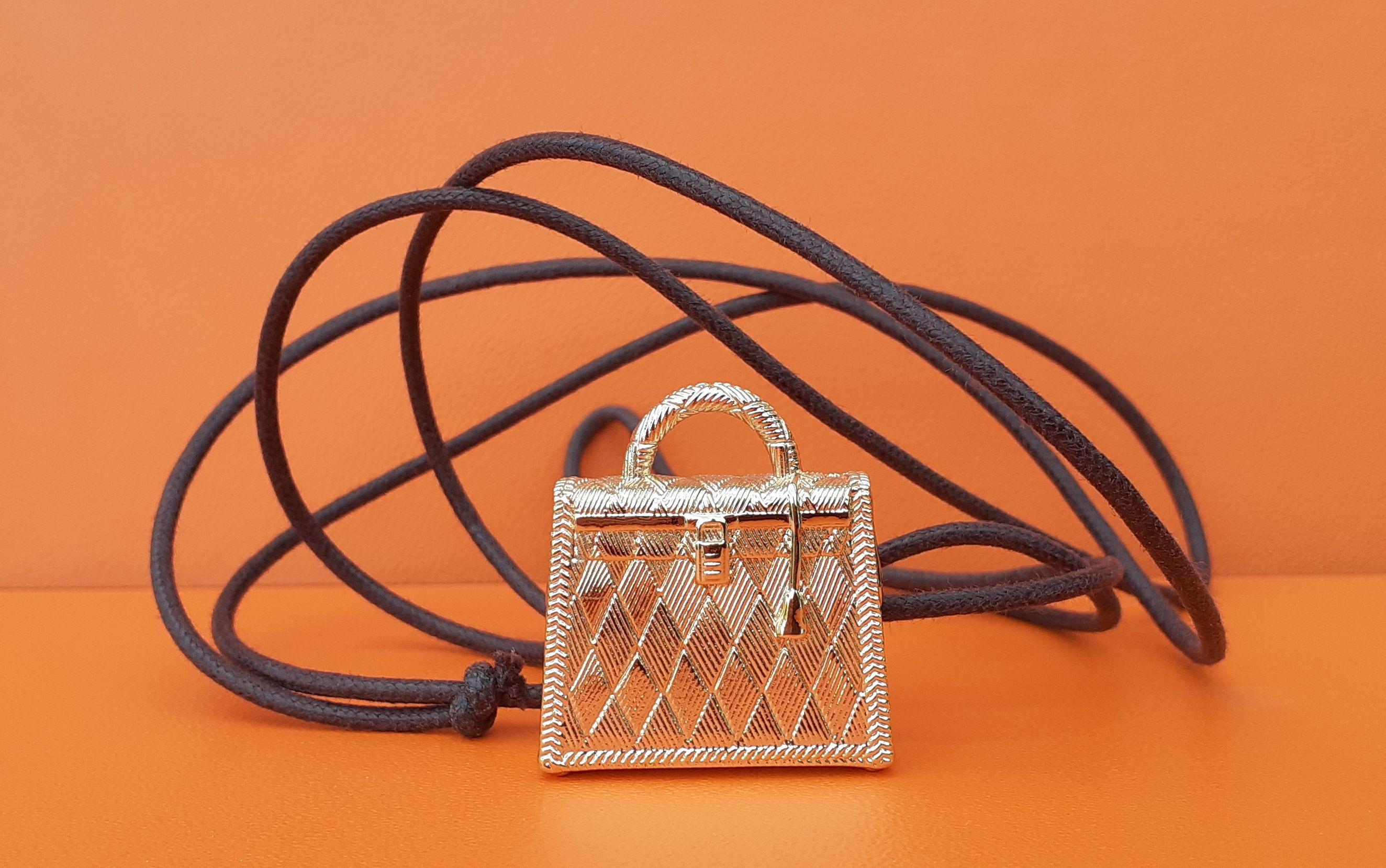Adorable pendentif authentique Hermès

En forme de sac 