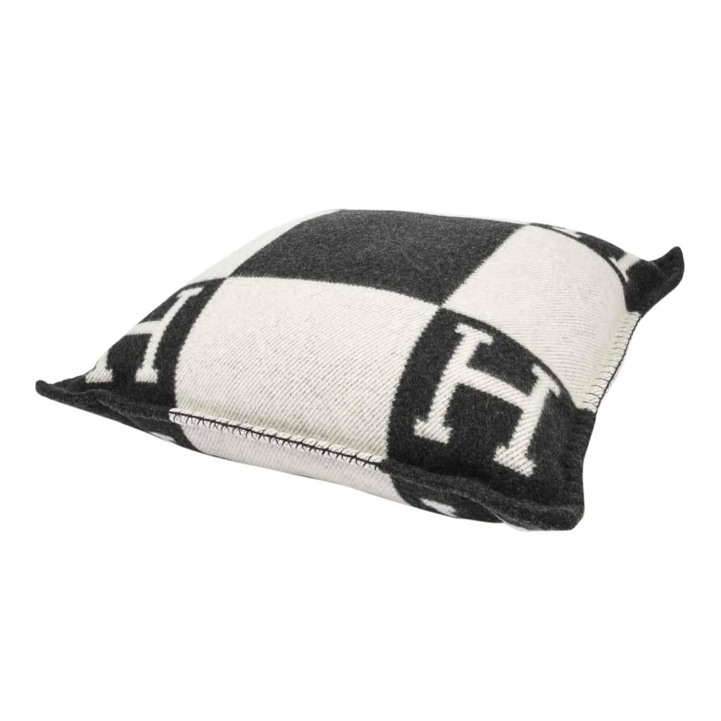 Mightychic offers a guaranteed authentic Hermes classic Avalon I signature H pillow Ecru and Gris Fonce.
The removable cover is created from 85% Merino Wool and 15% cashmere and has whip stitch edges.
Matching blanket is available..
New or Pristine