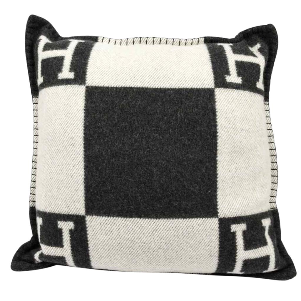 Mightychic offers n Hermes classic Avalon I signature H pillow Ecru and Gris Fonce set of tow (2).
The removable cover is created from 85% Merino Wool and 15% cashmere and has whip stitch edges.
Matching blanket is available..
New or Pristine Store