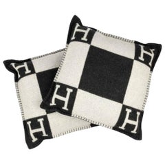 Hermes Cushion Avalon I PM H Ecru und Gris Fonce Throw Pillow Set von zwei