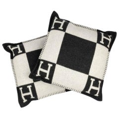 Coussin Hermes Avalon I PM H Ecru et Gris Fonce Jeu de deux coussins de jetage