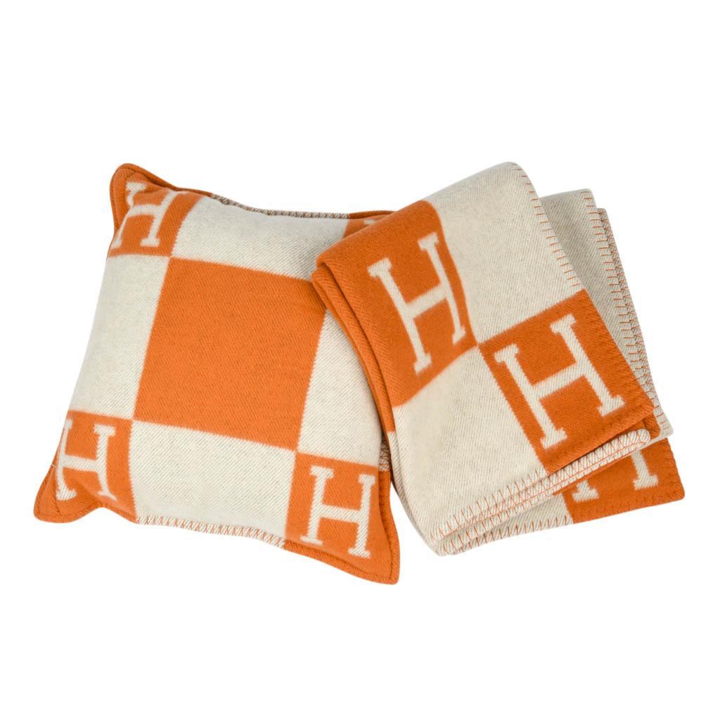 Hermes Kissen Avalon I PM Signature Orange Throw Pillow Cushion (Beige) im Angebot