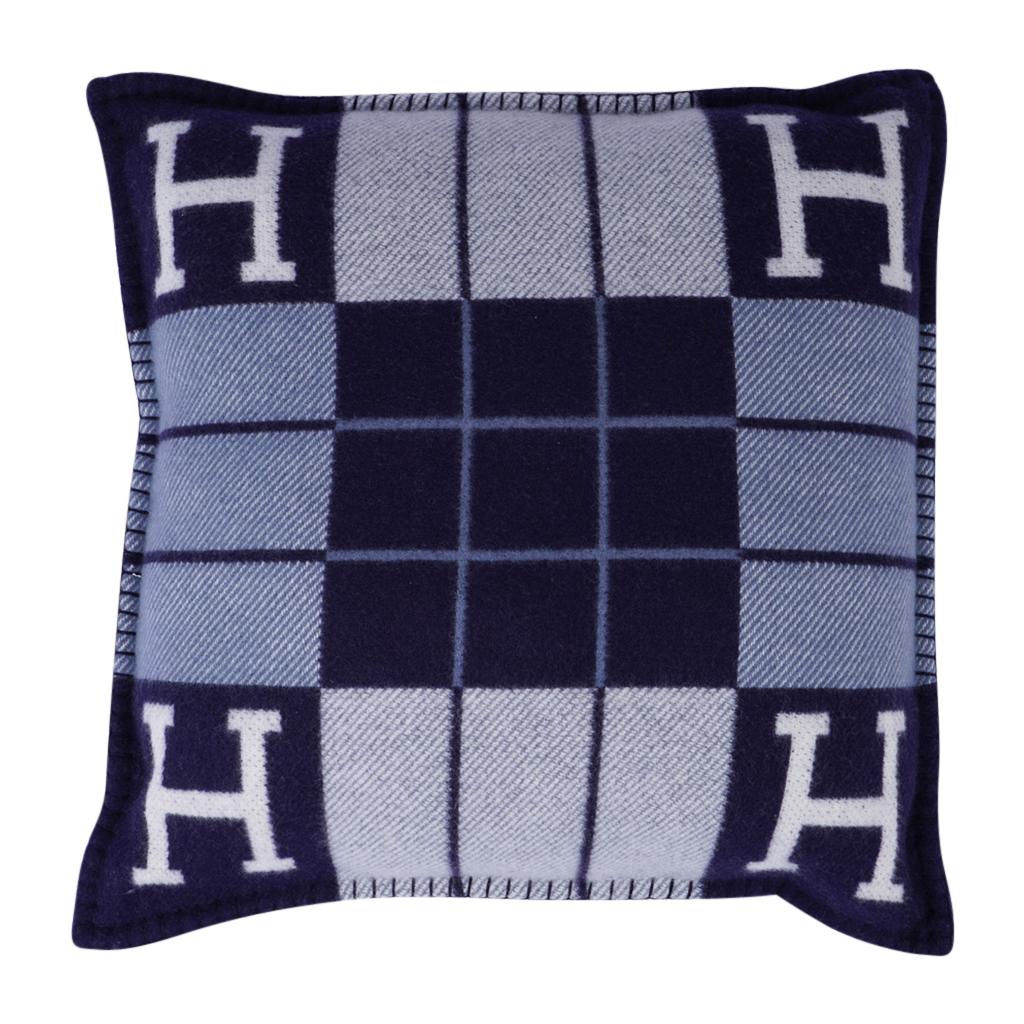 Mightychic propose l'oreiller classique Hermès Petit Modèle Avalon III signature H en bleu.
La housse amovible est créée à partir de 90% de laine et 10% de cachemire et a des bords en point de fouet.
Neuf ou état impeccable en magasin. 
vente
