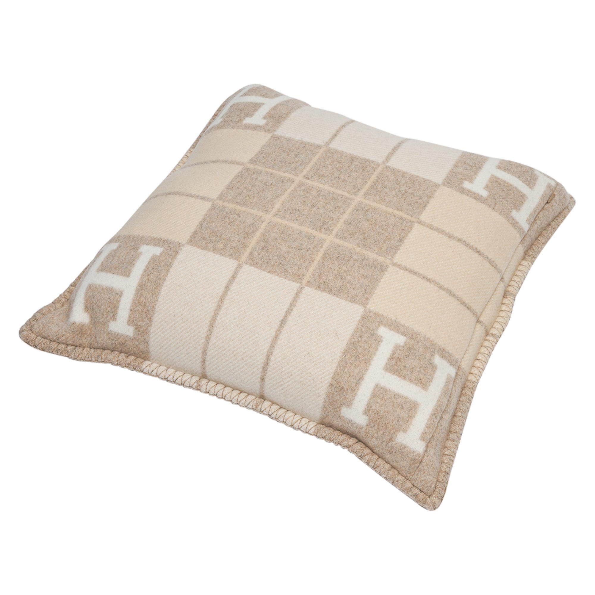 Guaranteed authentic Hermes classic PM Avalon III signature H pillow Coco and Camomille.
The removable cover is created from 85% Wool and 15% cashmere and has whip stitch edges.
Comes with sleeper.
New or Pristine Store Fresh Condition. 
Please see