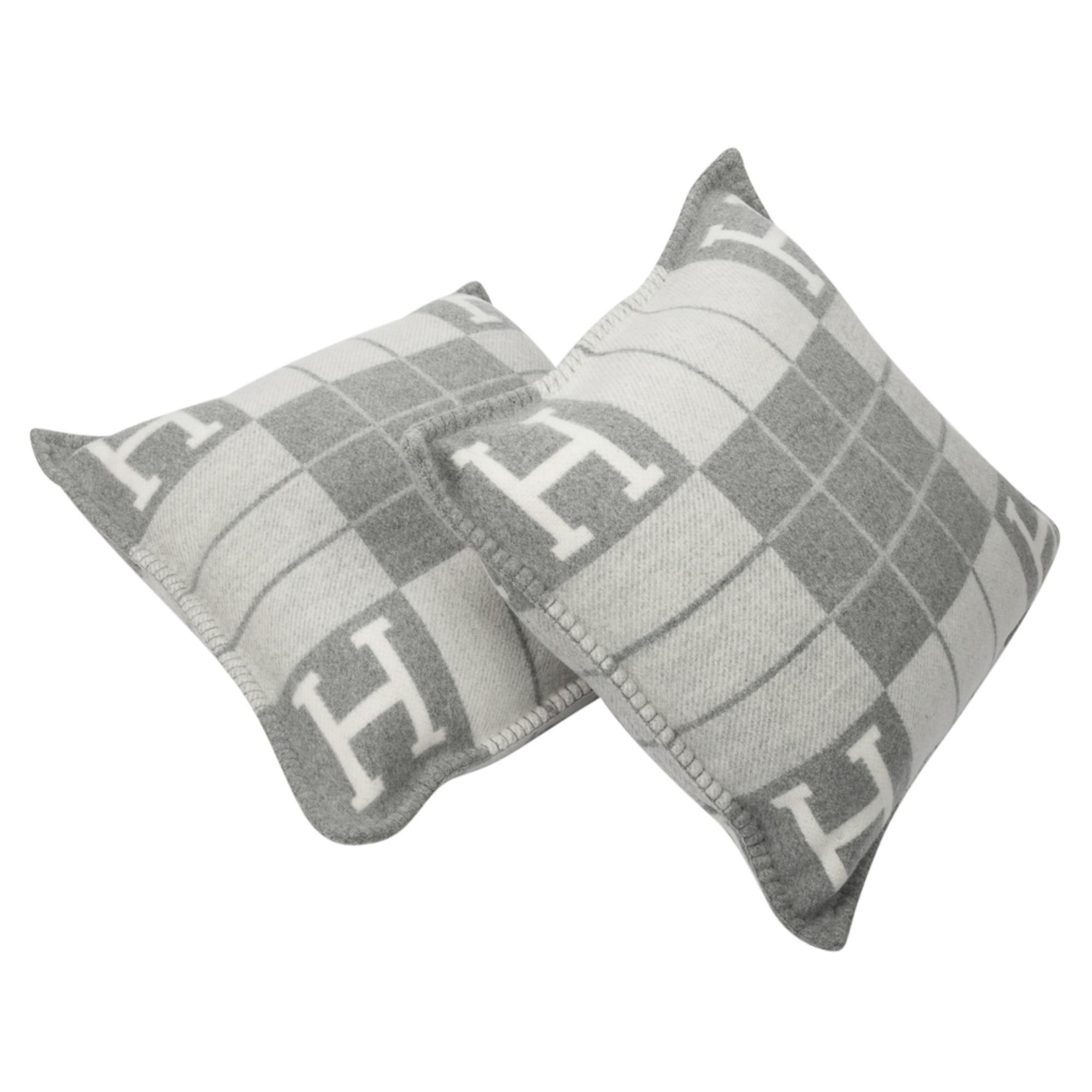 Guaranteed authentic Hermes classic PM Avalon III signature H pillow Ecru and Gris Clair.
The removable cover is created from 90% Merino Wool and 10% cashmere and has whip stitch edges.
Comes with sleeper.
New or Pristine Store Fresh Condition.