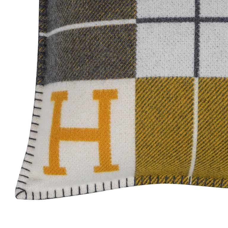 Hermes Écru Cbn vlon III pillow, smll model For Sle t 1stDibs