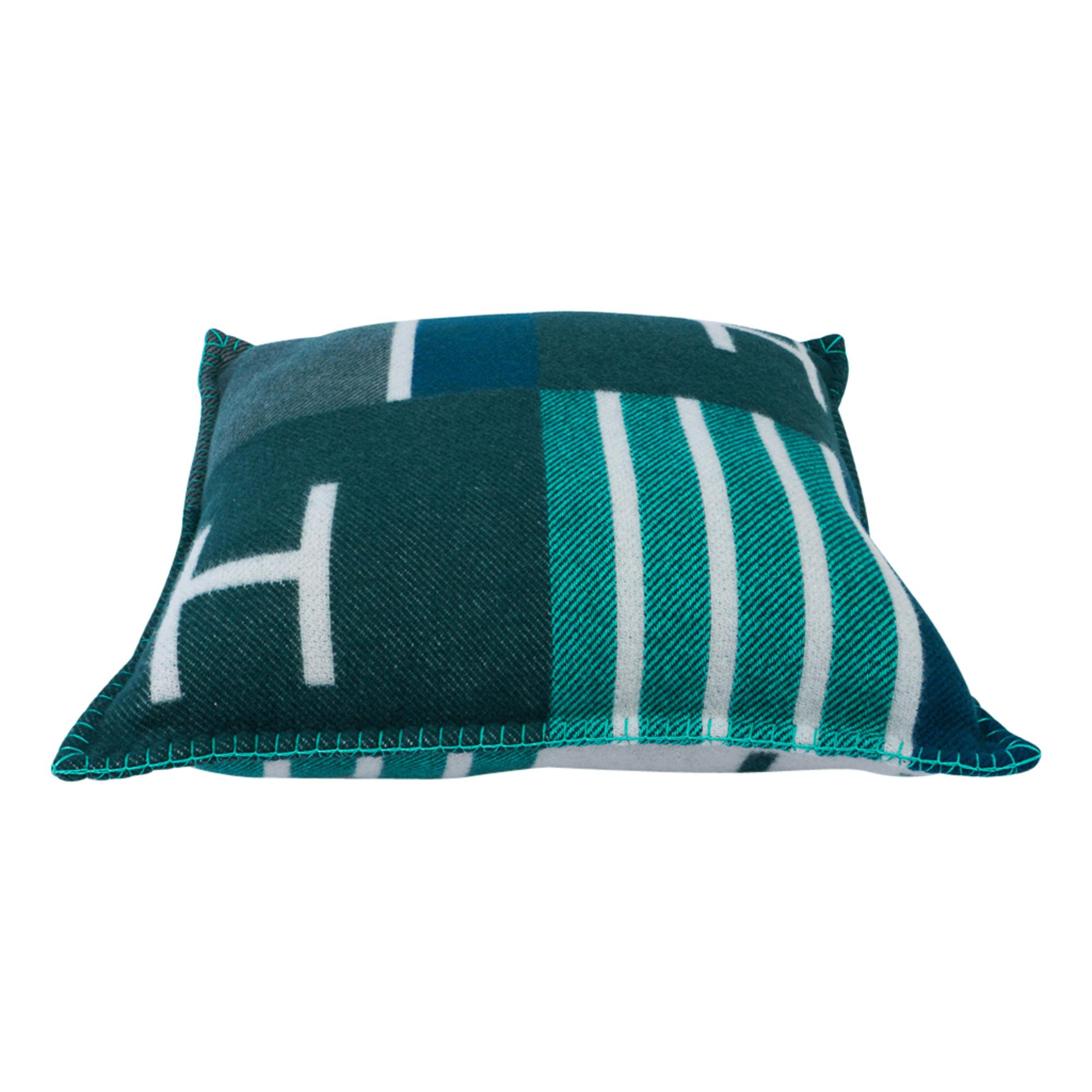 Hermes Cushion Avalon Vibration Vert Small Model Throw Pillow Set of Two 5
