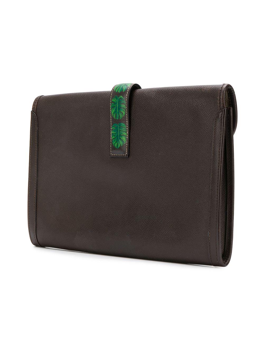 A true classic, the Jige has long been offered by Hermes. This beautiful brown leather clutch is most distinctive by its graphic print, fold-over top and leather “H” pull tab closure. With enough space to fit all your daily essentials this is the