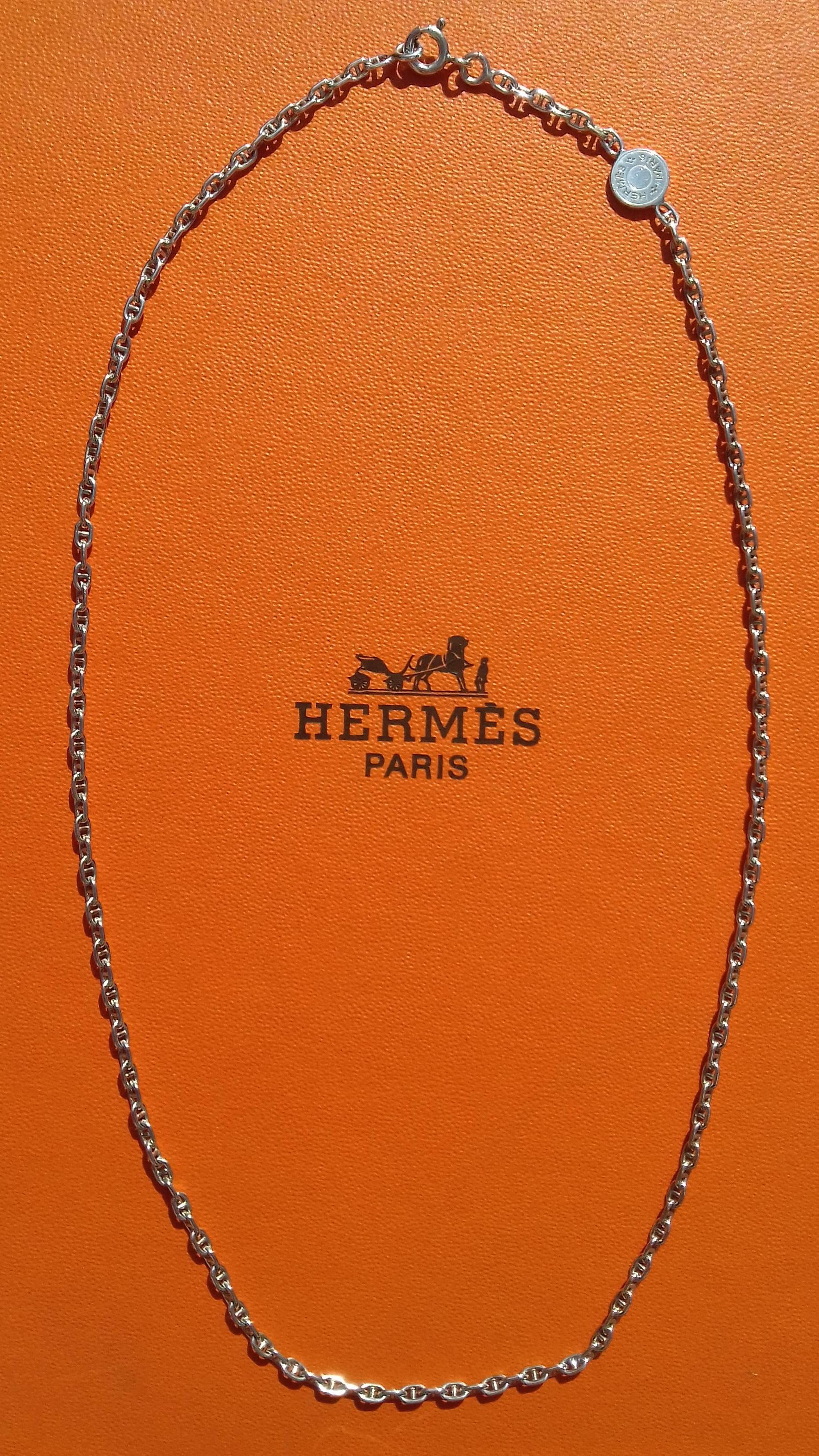 Rare and Beautiful Authentic Hermès Necklace

Pattern: Mini Chaine d'Ancre

Adorned with a small Clou de Selle in Silver

Super cute ! The meshes are small, the chain is very delicate, very fine

Made of Sterling Silver

