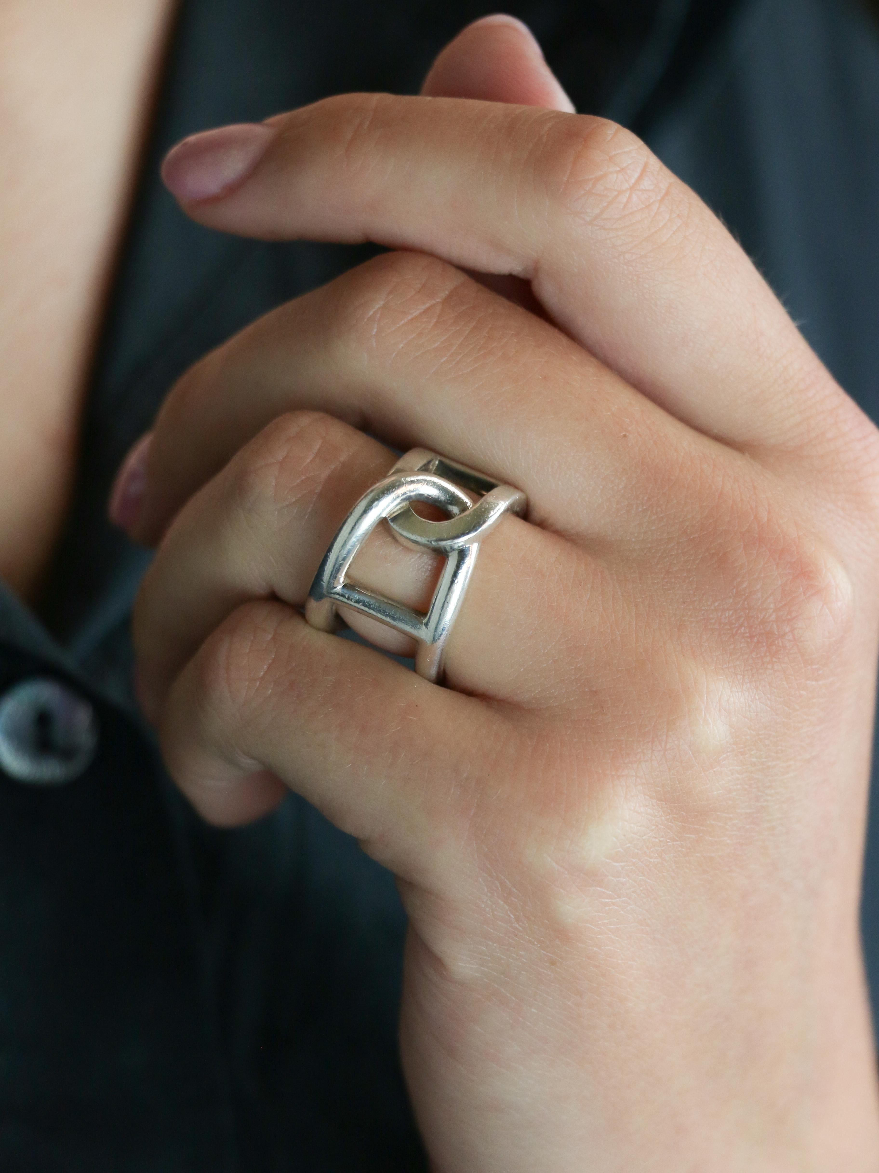 Bague en argent Hermès Cythère

HERMES - Bague en argent 925, modèle Cythère. Ouvrage français moderne. Signé HERMES - Marqué Ag925, poinçon d'atelier et poinçon de fabricant.

Taille de la bague : 50FR / 5.5 US
Poids net : 10.77 grammes
