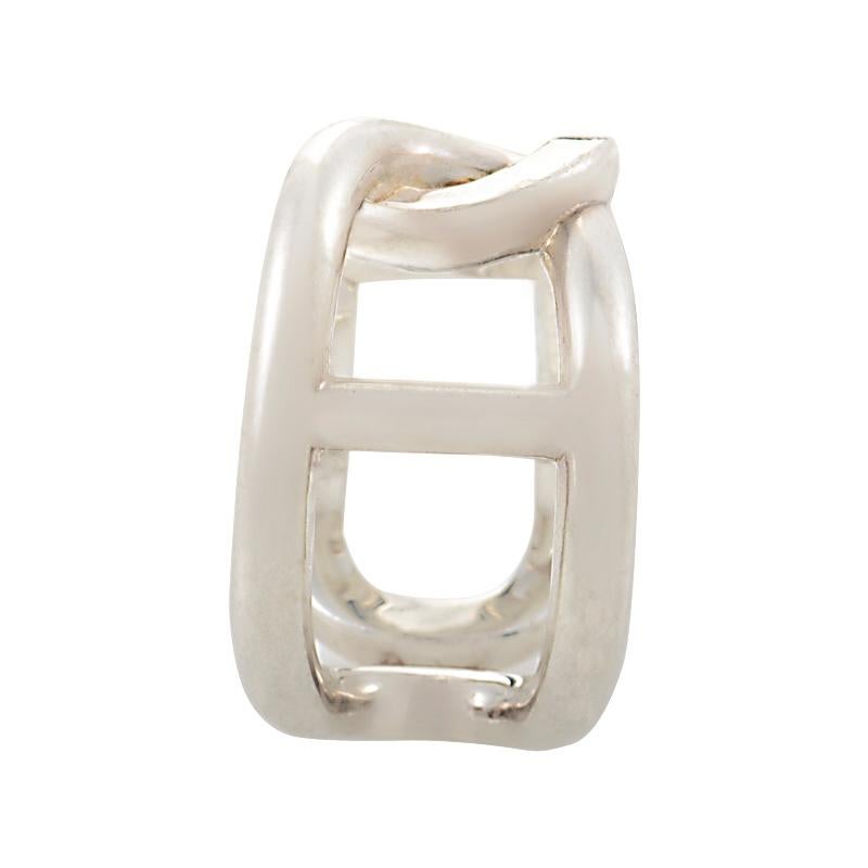 This beautifully unique and creative cythère women's ring from Hermès has an intricately gorgeous design that radiantly emanates an alluringly refined appearance. The spectacular ring is brilliantly crafted from polished sterling silver and has an