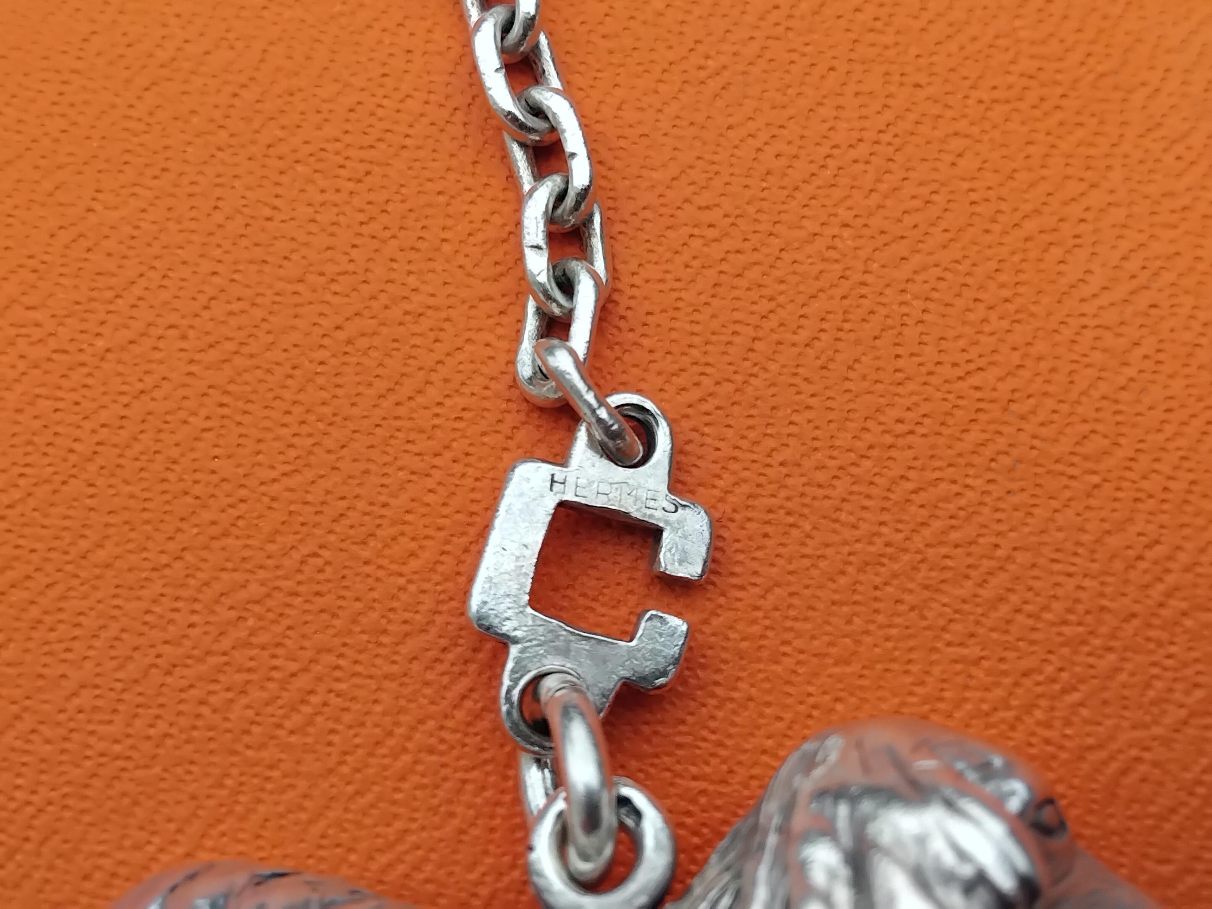 Estremamente raro e adorabile portachiavi autentico di Hermès

A forma di cane bassotto

Articolo vintage

Realizzato in argento

Colore: argento

