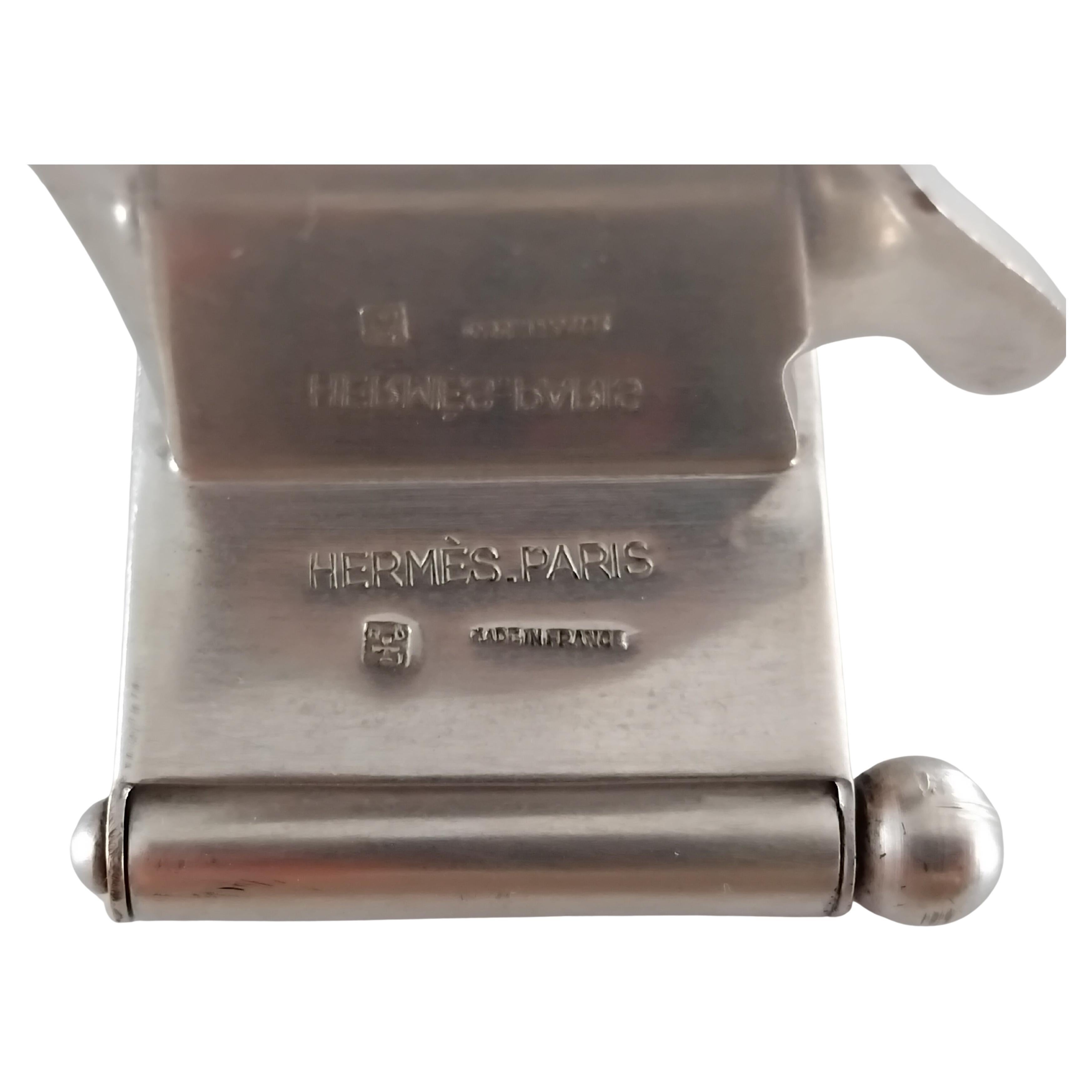 Exceptionnel et rarissime cadre photos Hermès authentique

Absolument magnifique, une véritable pièce de collection pour tous les amoureux d'Hermès et du Teckel !

En forme de teckel, le corps est constitué de 4 petits cadres photo articulés, reliés