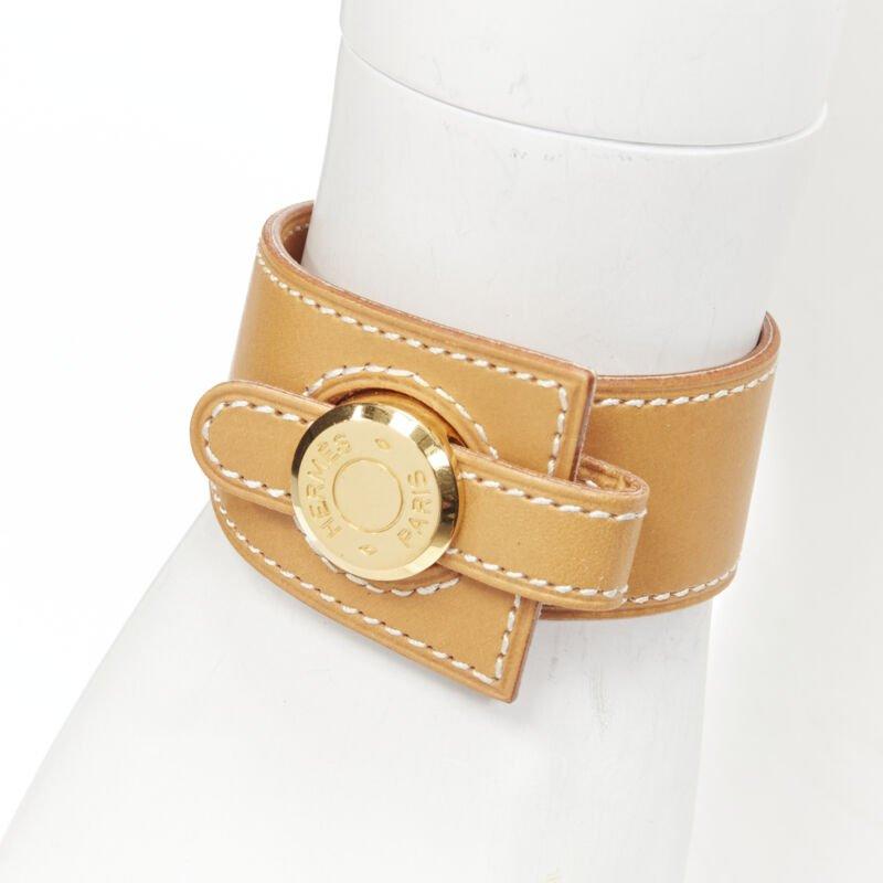 HERMES Dalvy Natural Sable Safran tan leather Seller gold loop charm bangle
Reference: ANWU/A00144
Brand: Hermes
Model: Dalvy
Material: Leather, Metal
Color: Brown, Gold
Pattern: Solid
Made in: France

CONDITION:
Condition: Excellent, this item was