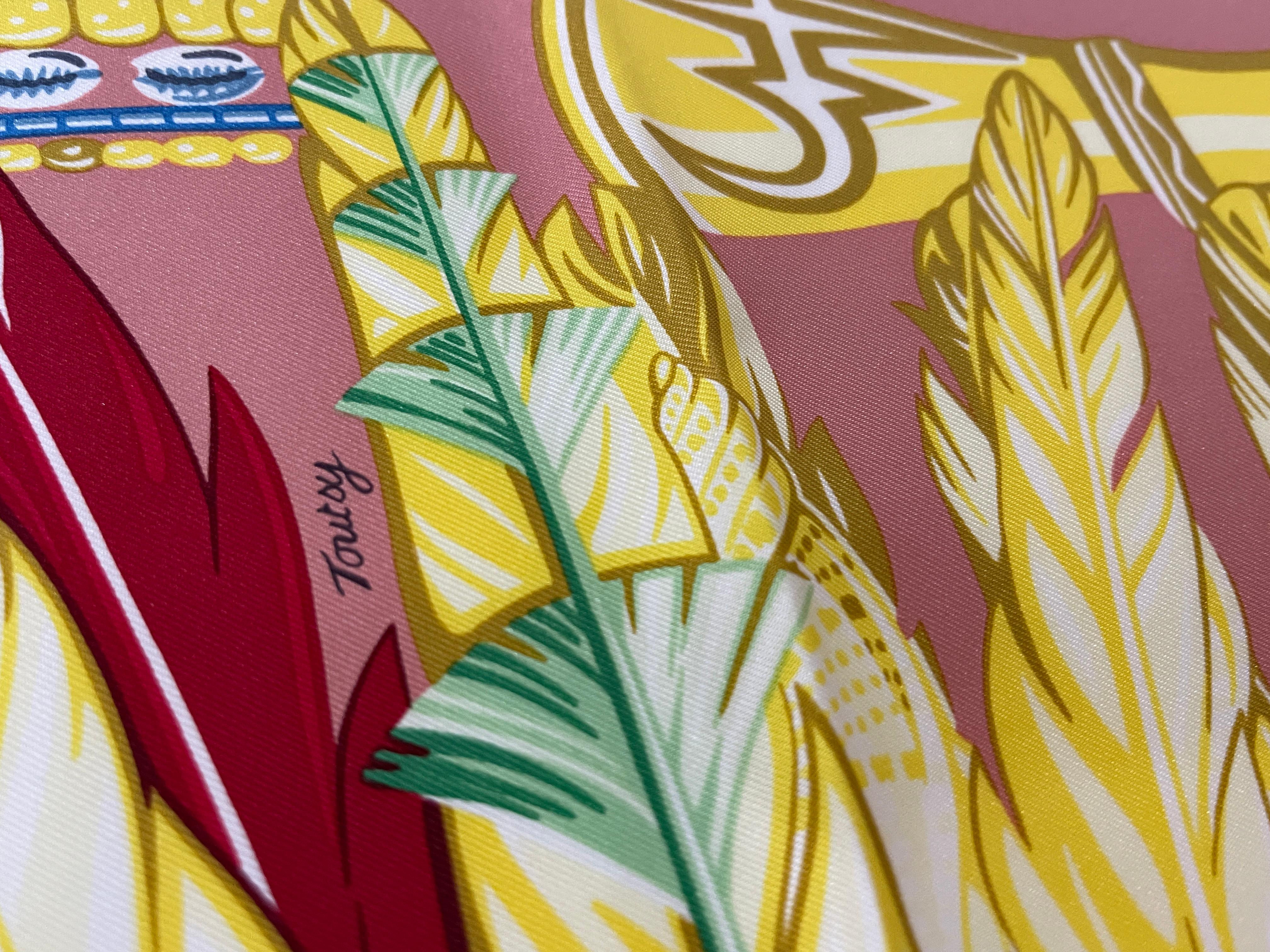 Hermès - Soie Danse Pacifique 90 cm, plumes et coquillages rose poussiéreux, état neuf Neuf - En vente à West Chester, PA