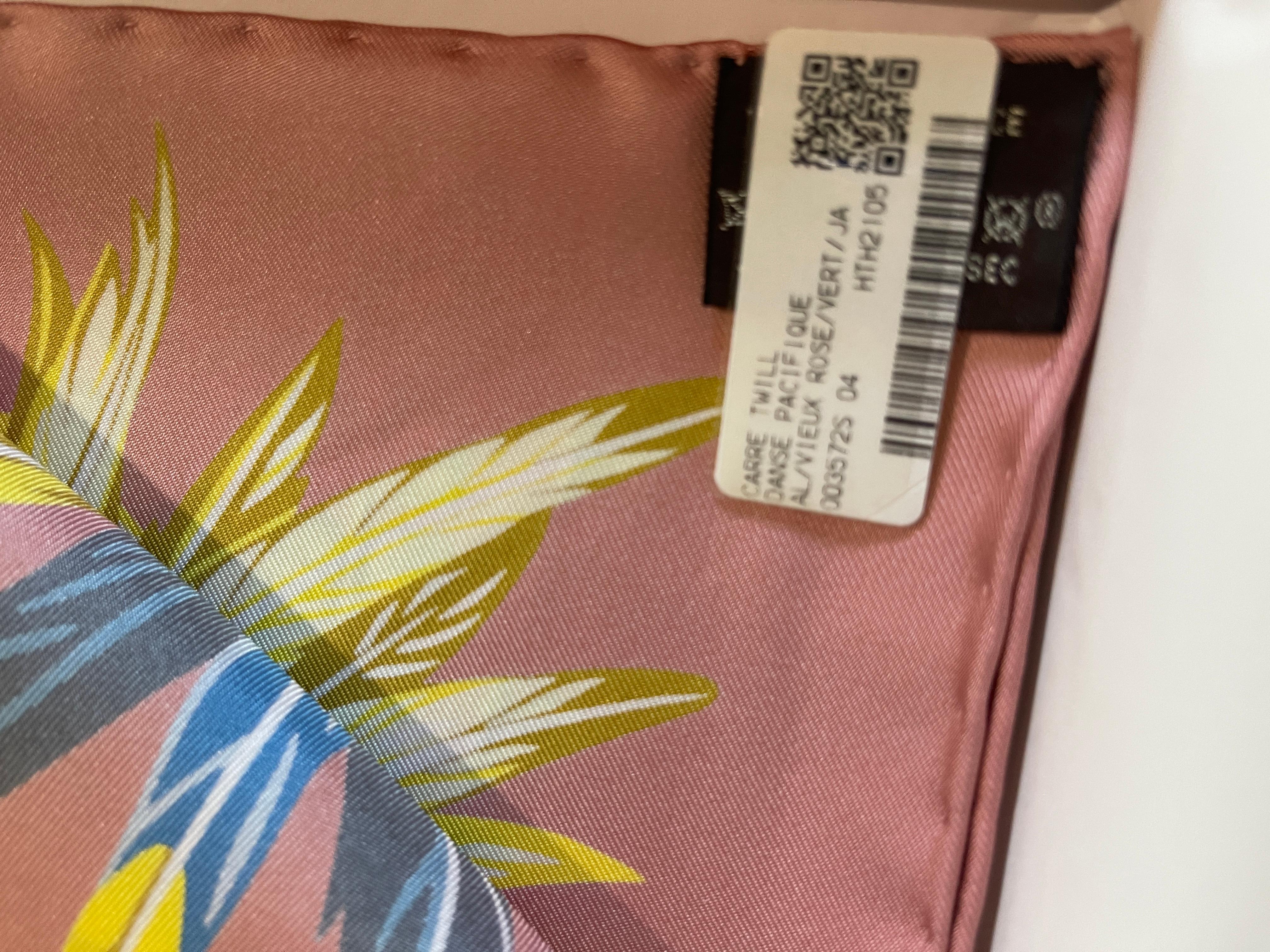 Hermès - Soie Danse Pacifique 90 cm, plumes et coquillages rose poussiéreux, état neuf en vente 1