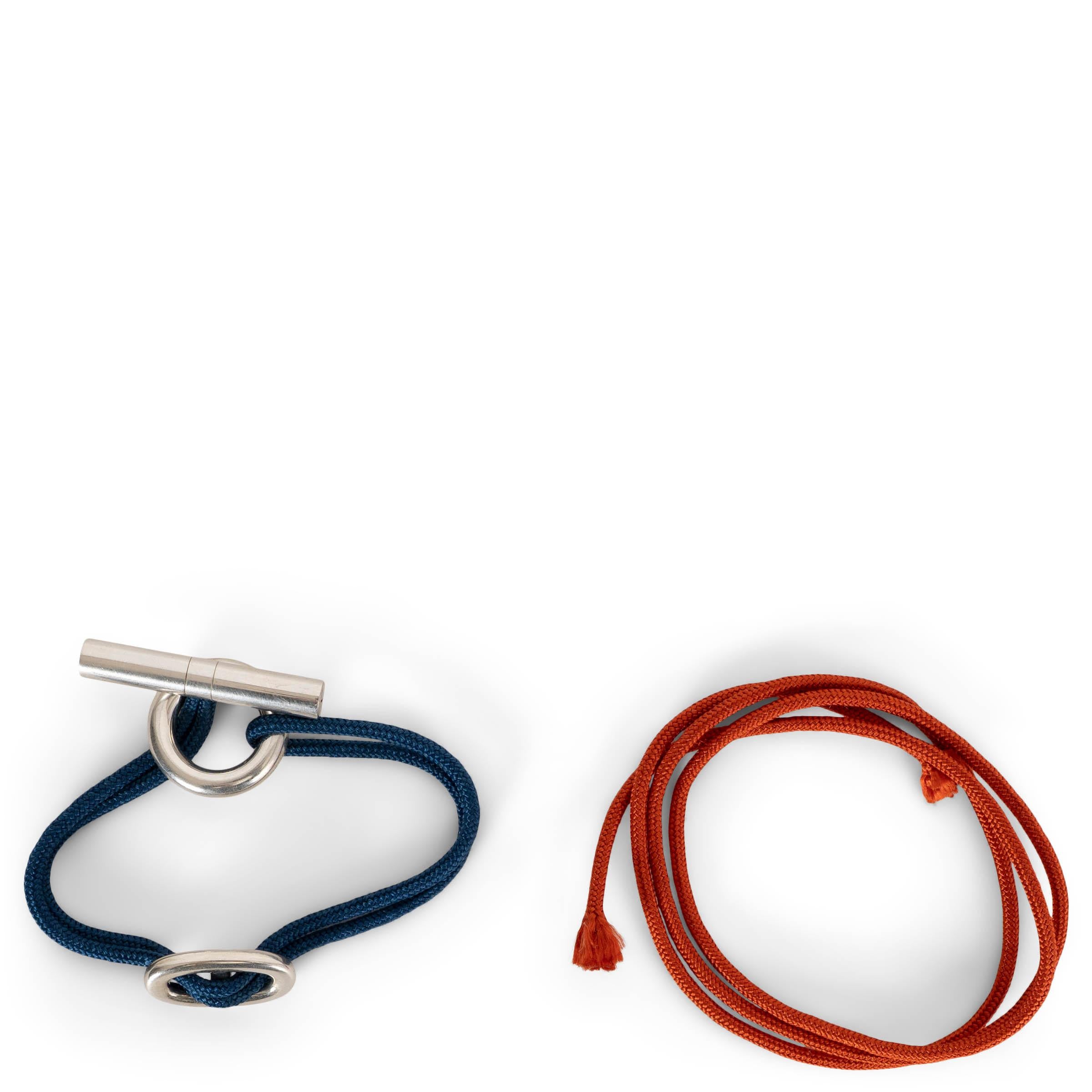 Ce bracelet Skipper Hermès, 100% authentique, est réalisé en cordon de soie bleu moyen et doté d'un fermoir en argent sterling poli. Il est orné du maillon Chaîne d'Ancre caractéristique de la maison et d'une fermeture à bascule pour un look élégant