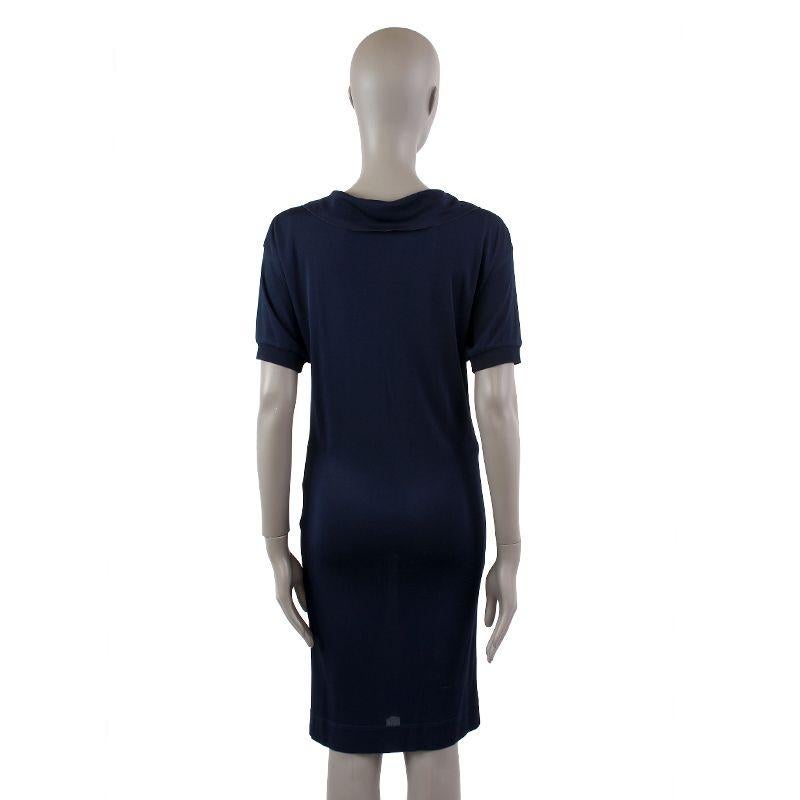 Hermes casual dress in dark blue viscose (100%). Opens with buttons on the front. Has been worn and is in excellent condition.

Tag Size 36
Size XS
Shoulder Width 58cm (22.6in)
Bust To 106cm (41.3in)
Waist To 104cm (40.6in)
Hips To 106cm