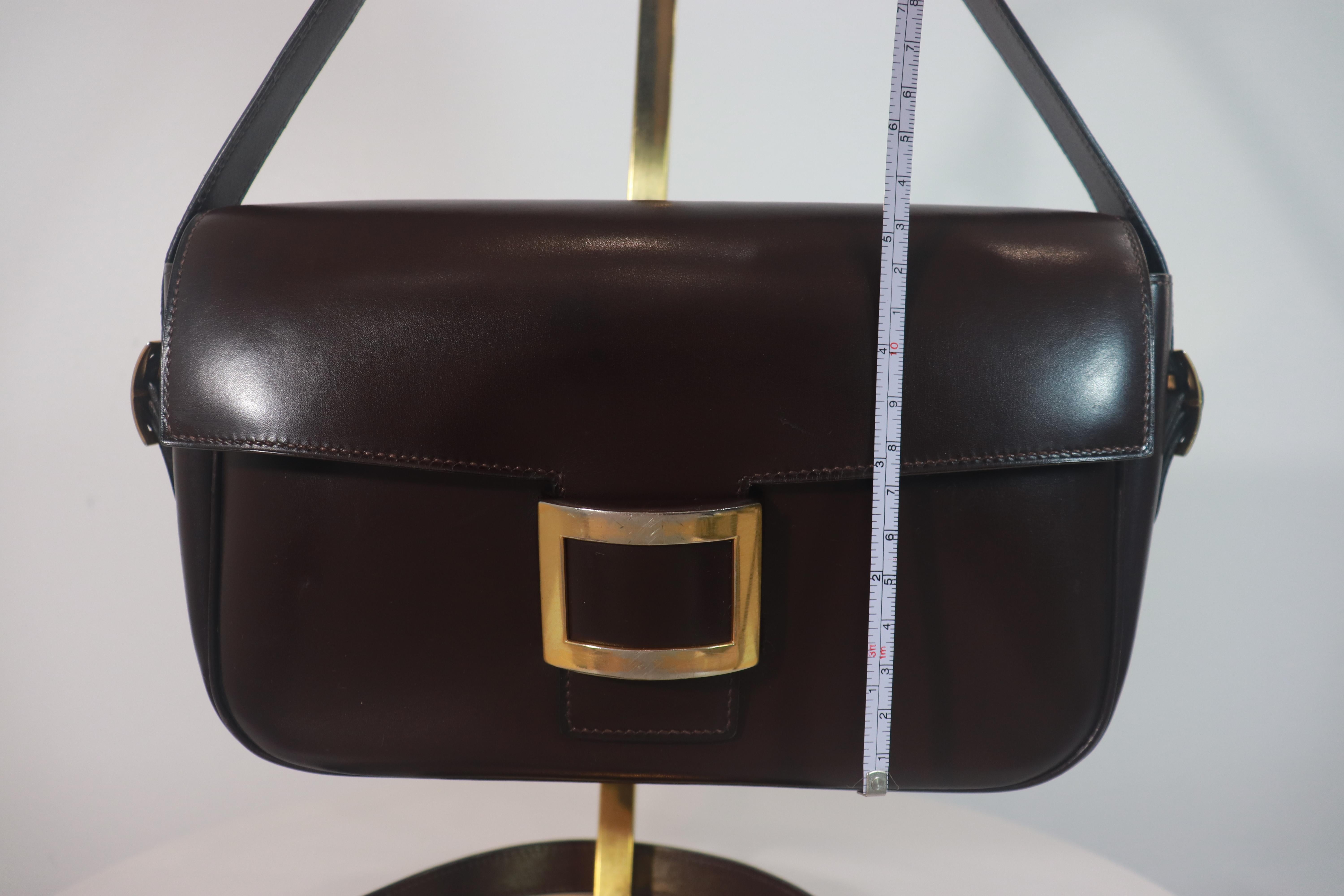 HERMÈS Dark Brown Leather Crossbody Bag with Gold Buckle and Adjustable Strap In Good Condition For Sale In Los Angeles, CA