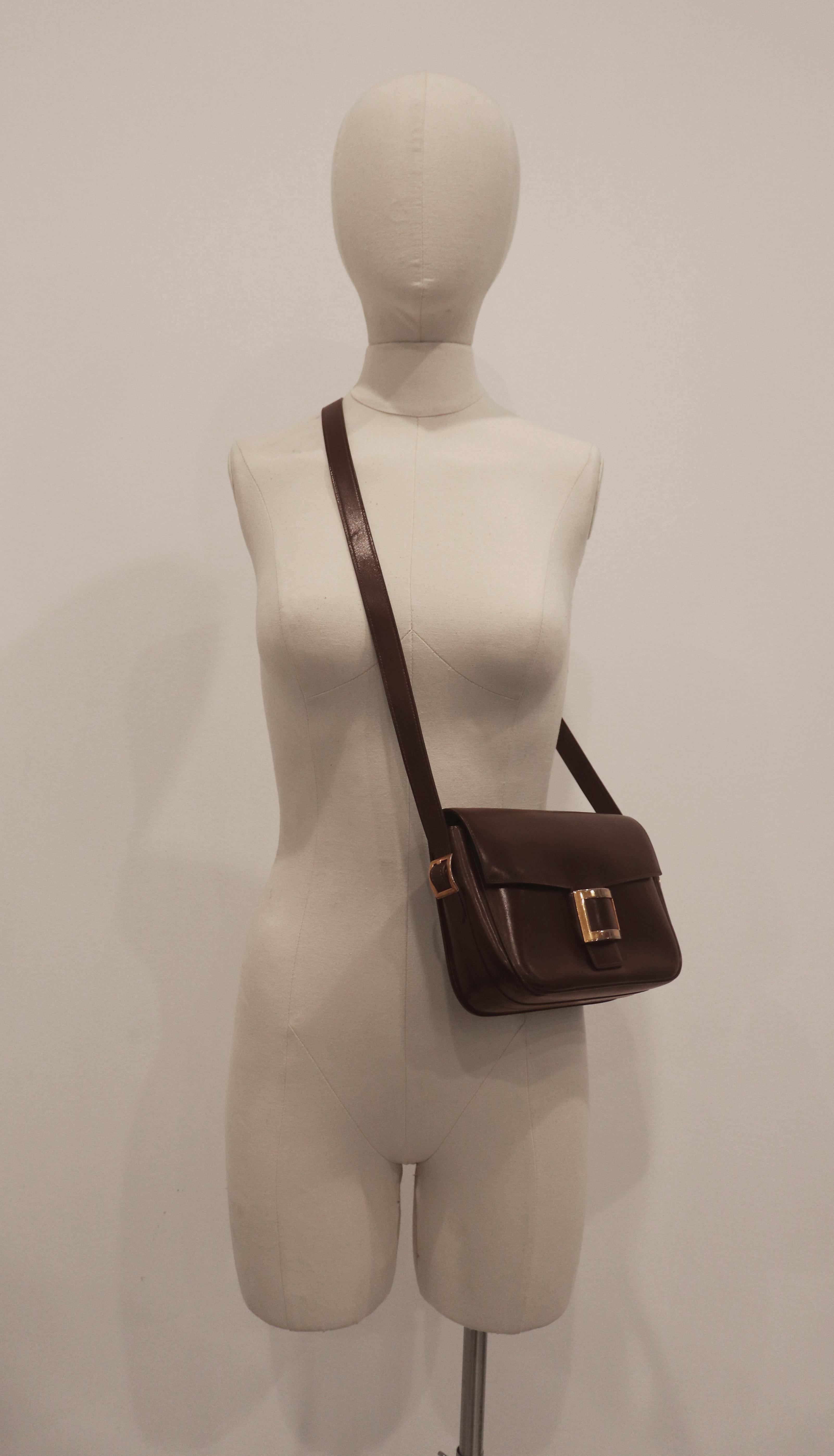 HERMÈS Dark Brown Leather Crossbody Bag with Gold Buckle and Adjustable Strap For Sale 1
