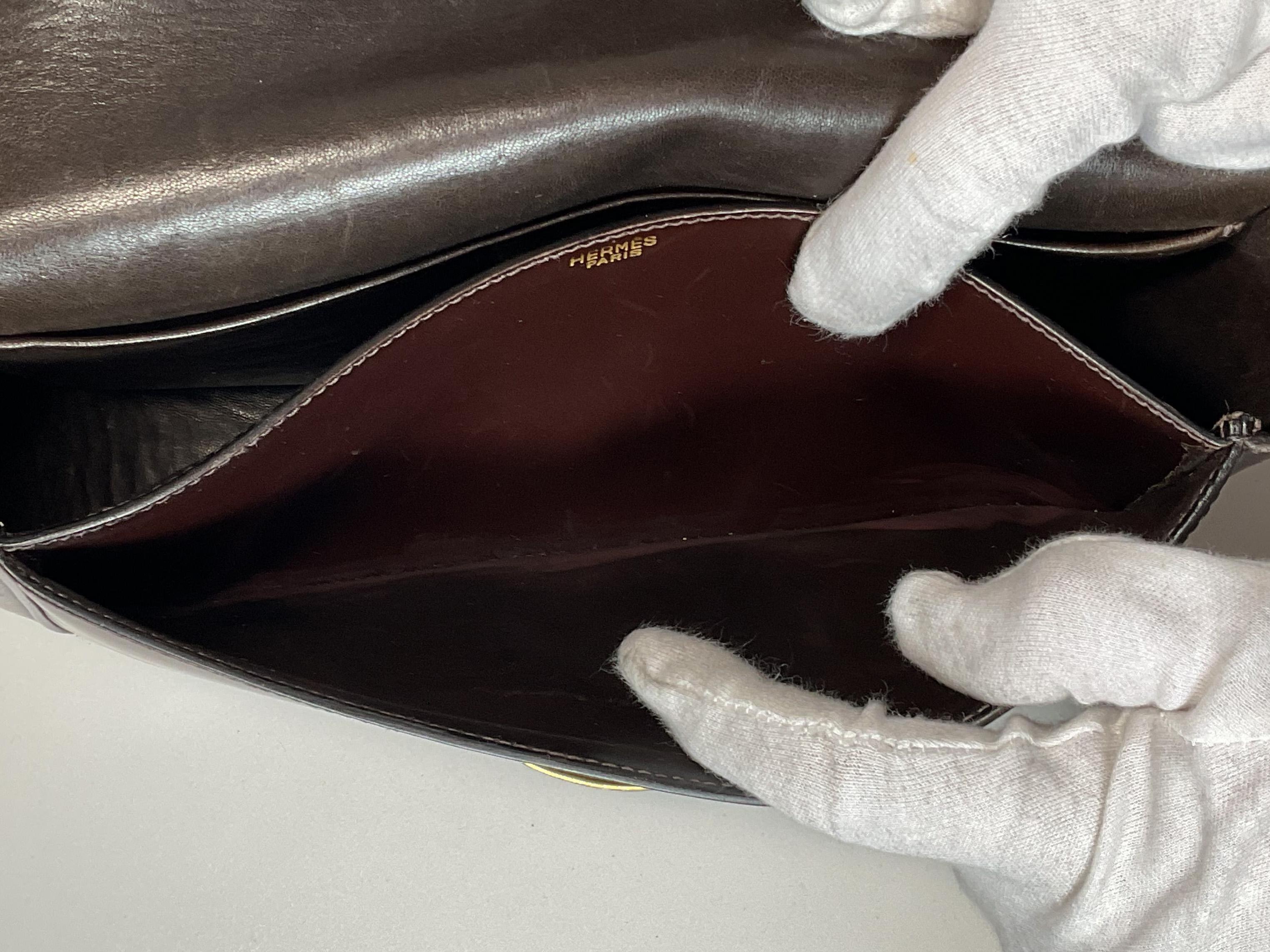 HERMÈS Dark Brown Leather Crossbody Bag with Gold Buckle and Adjustable Strap For Sale 3