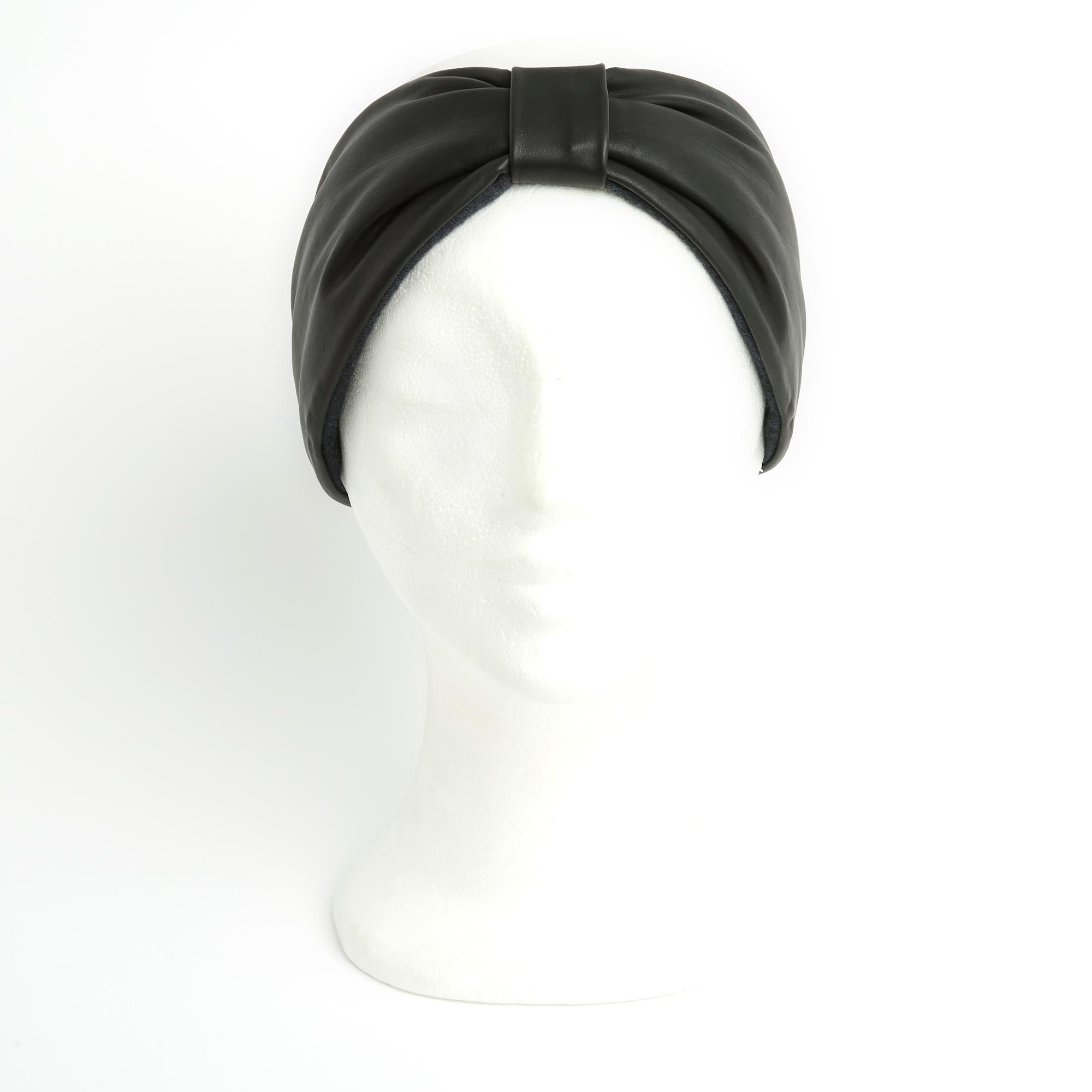 Hermès Ohrenschützer-Stirnband aus weichem schiefergrauem (fast schwarzem) Leder mit elastischem Band (mit Leder überzogen) auf der Rückseite, passendes Kaschmirfutter. Größe M. Das Stirnband erscheint neu, Vintage, geliefert in der