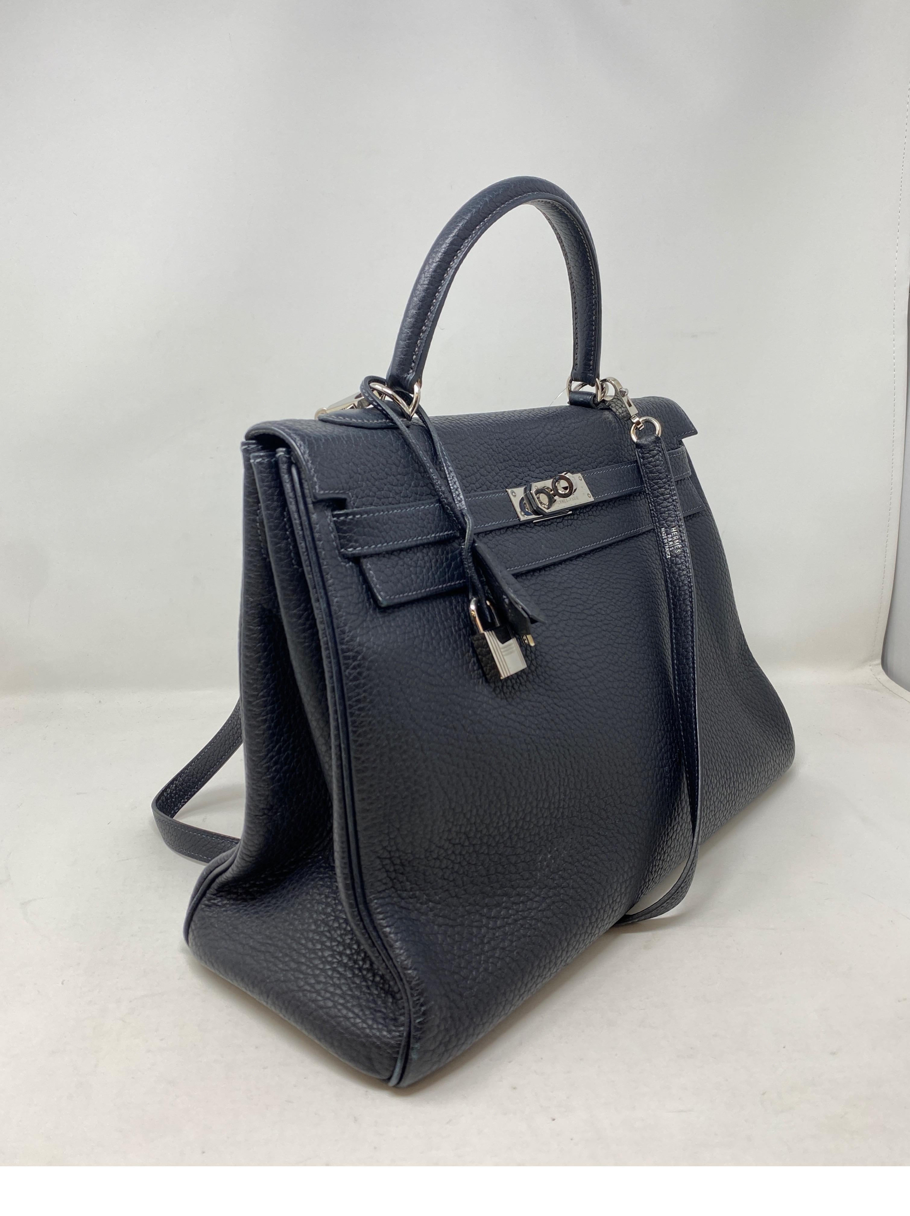 Bolso Kelly 35 Hermes Azul Marino Oscuro Añil. Herrajes de paladio. Ligero desgaste. Bonita bolsa. Color neutro. Se puede llevar como bandolera o con asa superior. Incluye clochette, candado, llaves y funda guardapolvo. Autenticidad garantizada. 