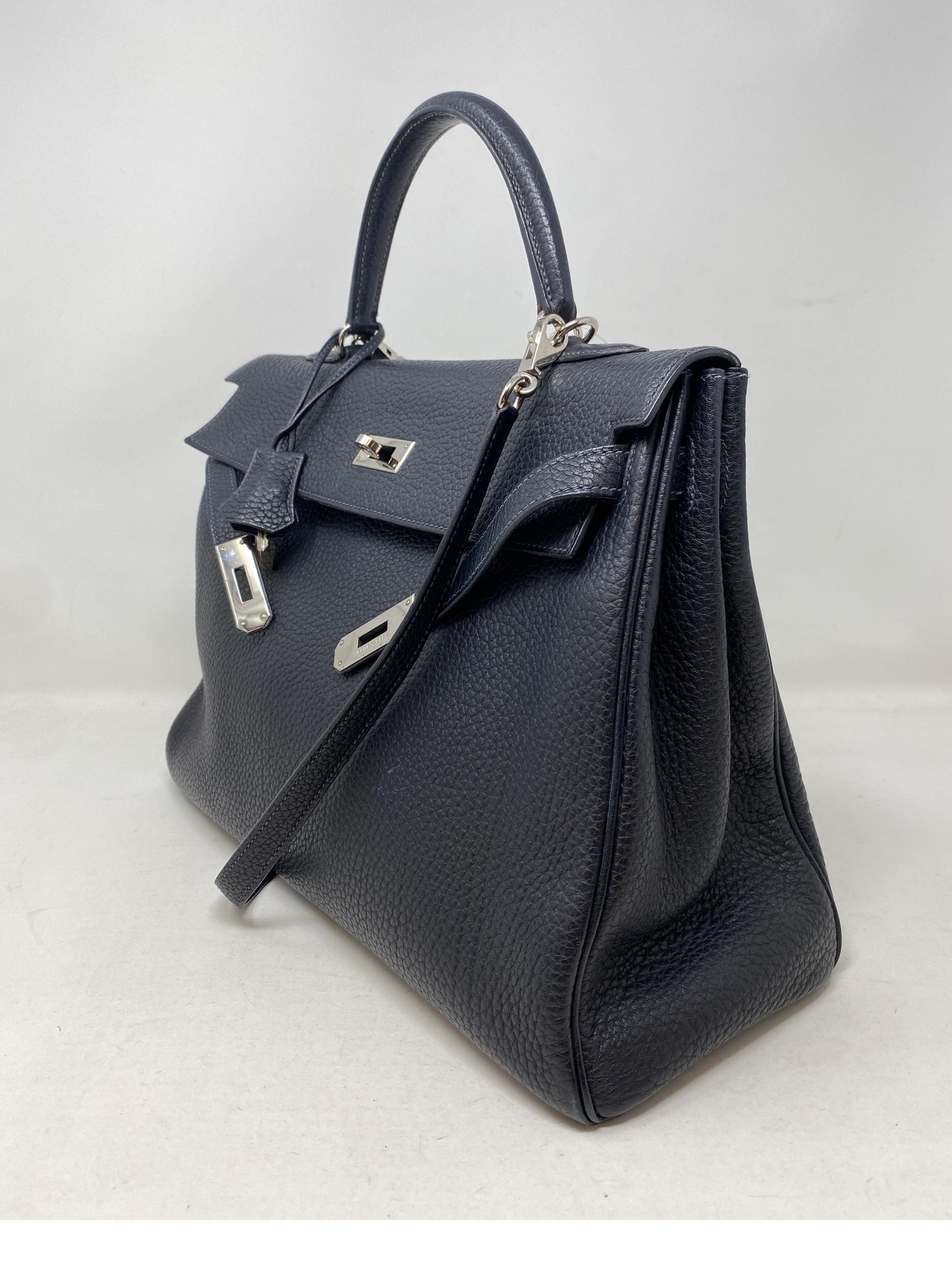Bolso Hermes Kelly 35 azul marino oscuro en Bueno Estado en Athens, GA