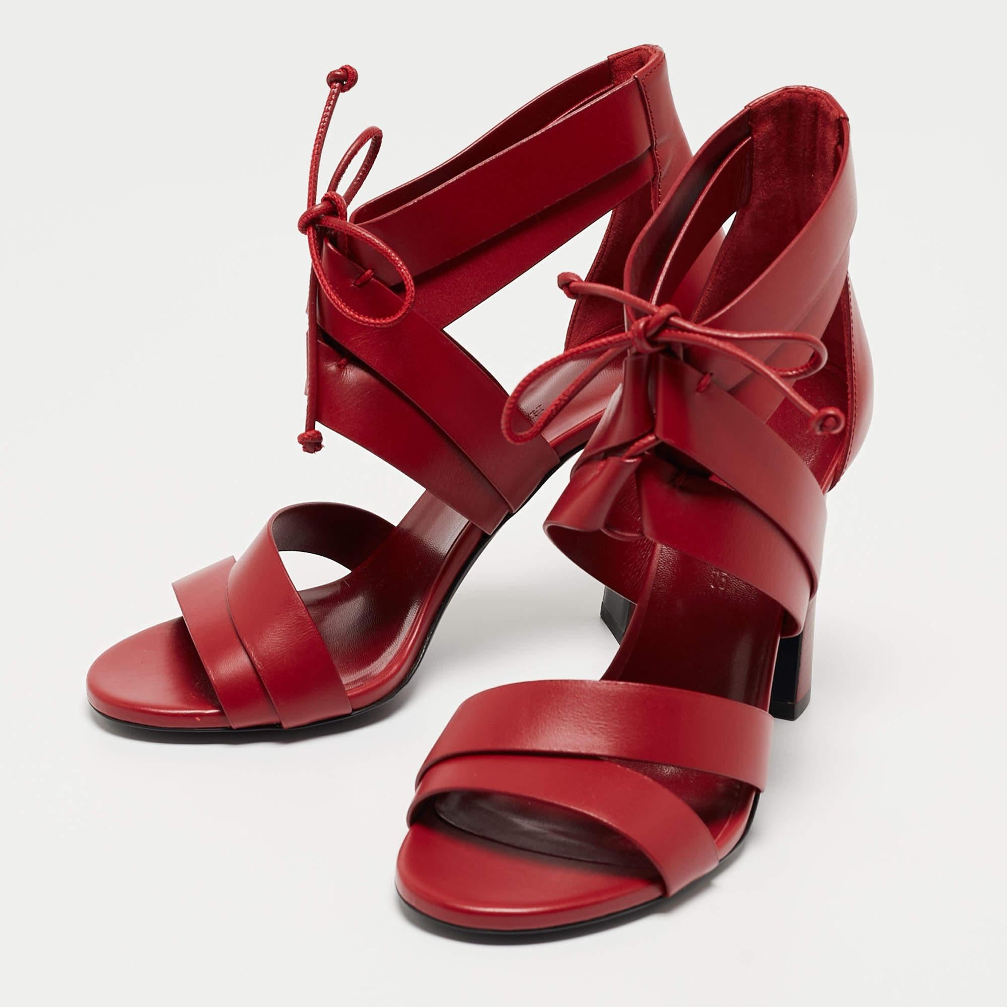 Wonderfully crafted shoes added with notable elements to fit well and pair perfectly with all your plans. Make these Hermès sandals yours today