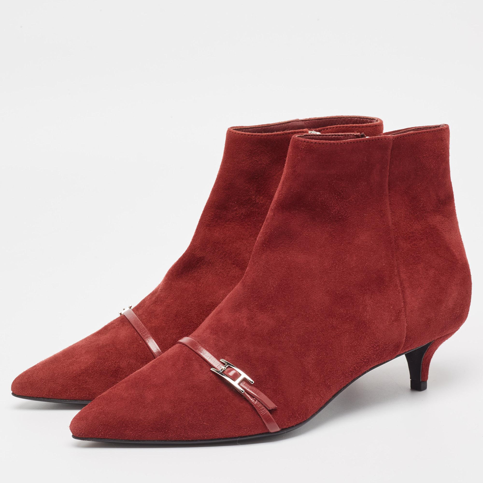 Experience the allure of Hermès booties, a testament to exquisite craftsmanship and timeless style. Luxuriously crafted from sumptuous suede, these booties boast a rich, deep red hue, complemented by sleek lines and a subtle yet striking silhouette.