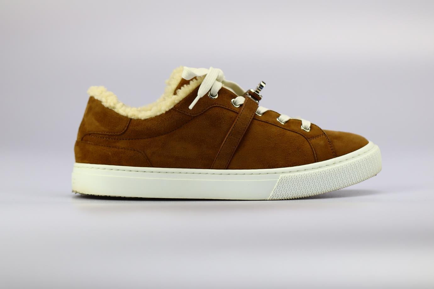 Hermès Day Shearling Lines Suede Sneakers. Tan et crème. Fermeture à lacets - Devant. Livré avec - sac à poussière. EU 38.5 (UK 5.5, US 8.5). Semelle intérieure : 9.8 in. Hauteur du talon : 1.1 In. Condit : usagé. Très bon état - Quelques usures aux