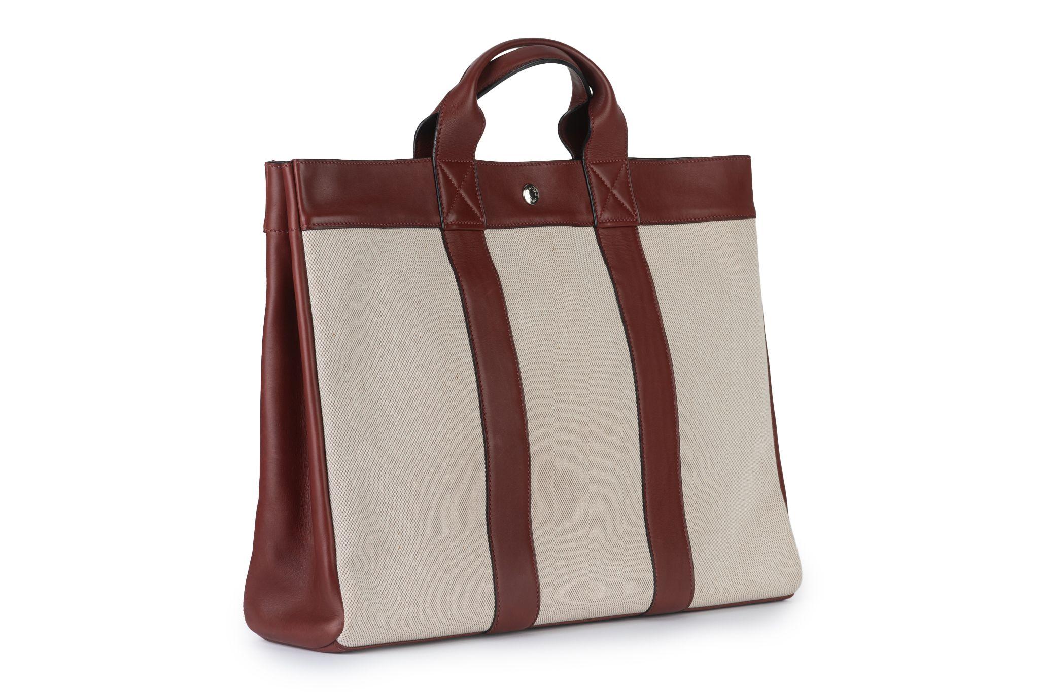 Questa tote di Hermès in pelle rossa e toile avorio H Deauville MM presenta manici piatti, chiusura a scatto con logo, finiture in palladio, uno scomparto aperto, una tasca con zip a tutta lunghezza e uno scatto laterale. Altezza del manico 3,5